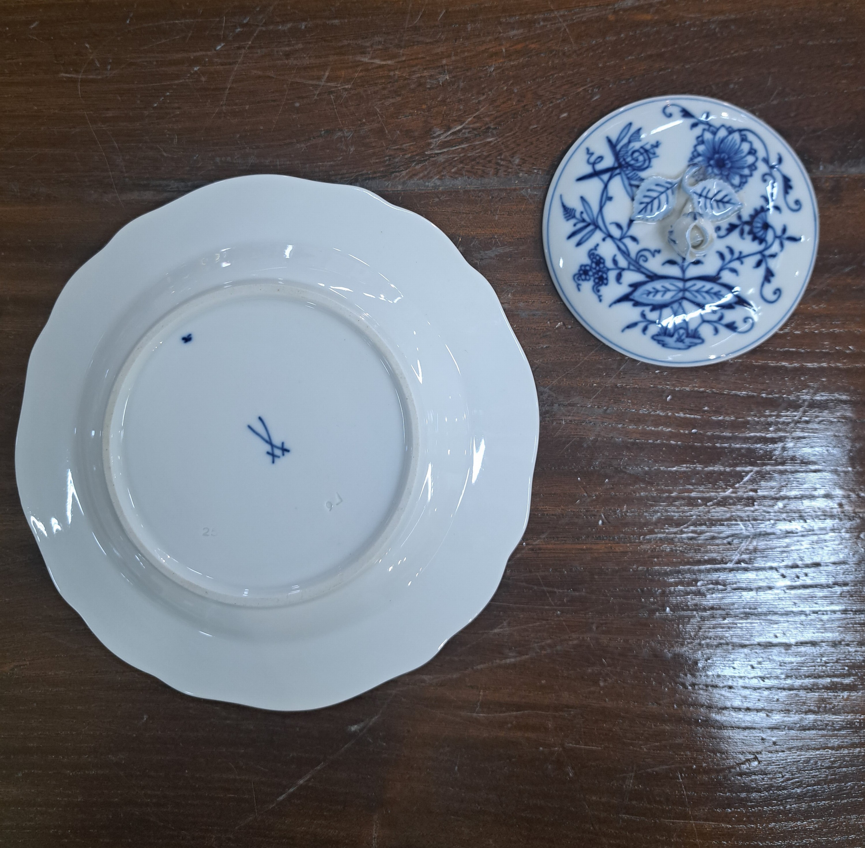 Detail g: 14 Teile Zwiebelmuster, Meissen, 19. und 20. Jh., Korbschale 25 cm, runde Schale 24 cm, 3 Dessertteller mit Durchbrucharbeit 15cm, Butterdose, ...