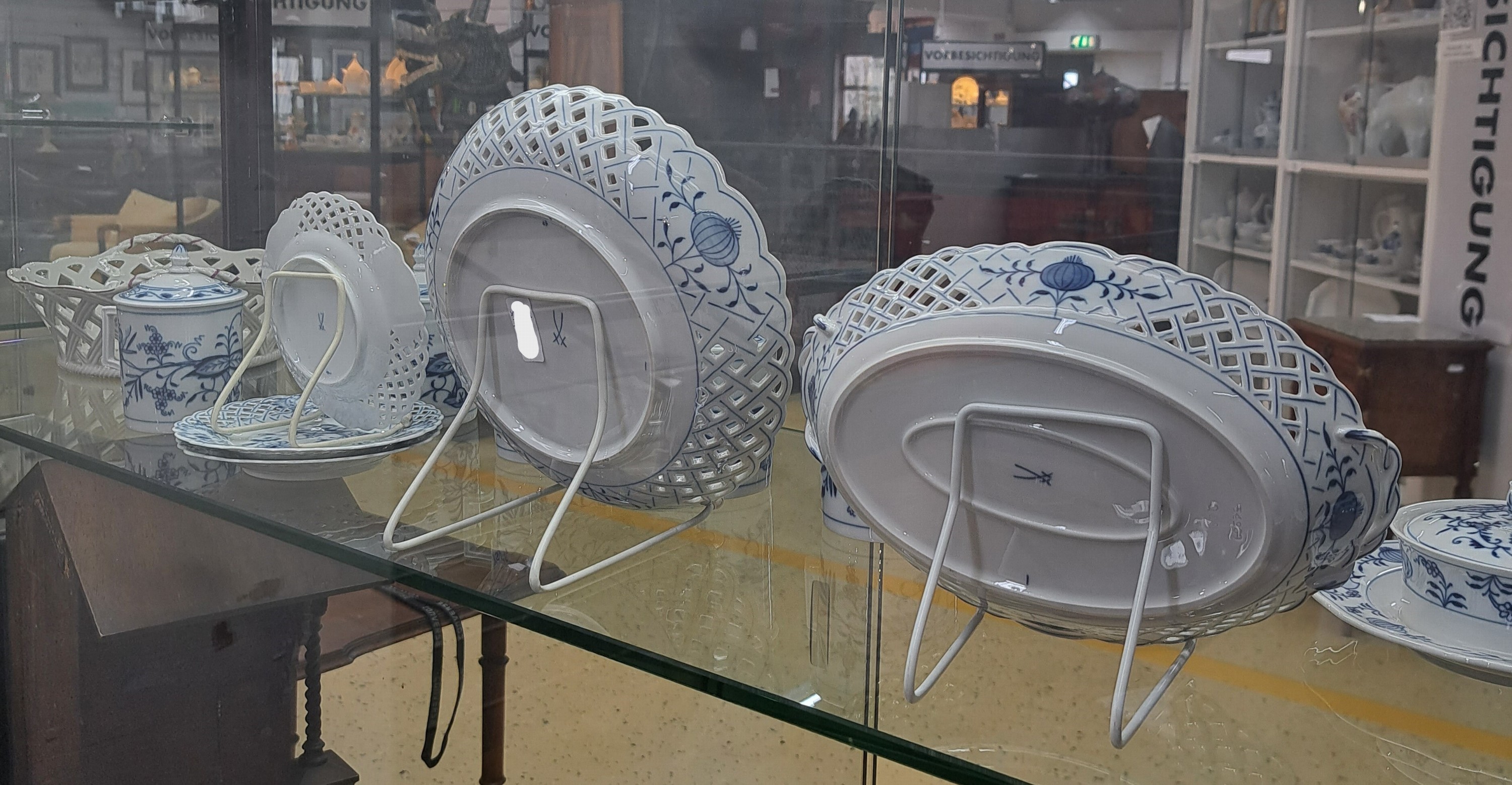 Detail h: 14 Teile Zwiebelmuster, Meissen, 19. und 20. Jh., Korbschale 25 cm, runde Schale 24 cm, 3 Dessertteller mit Durchbrucharbeit 15cm, Butterdose, ...