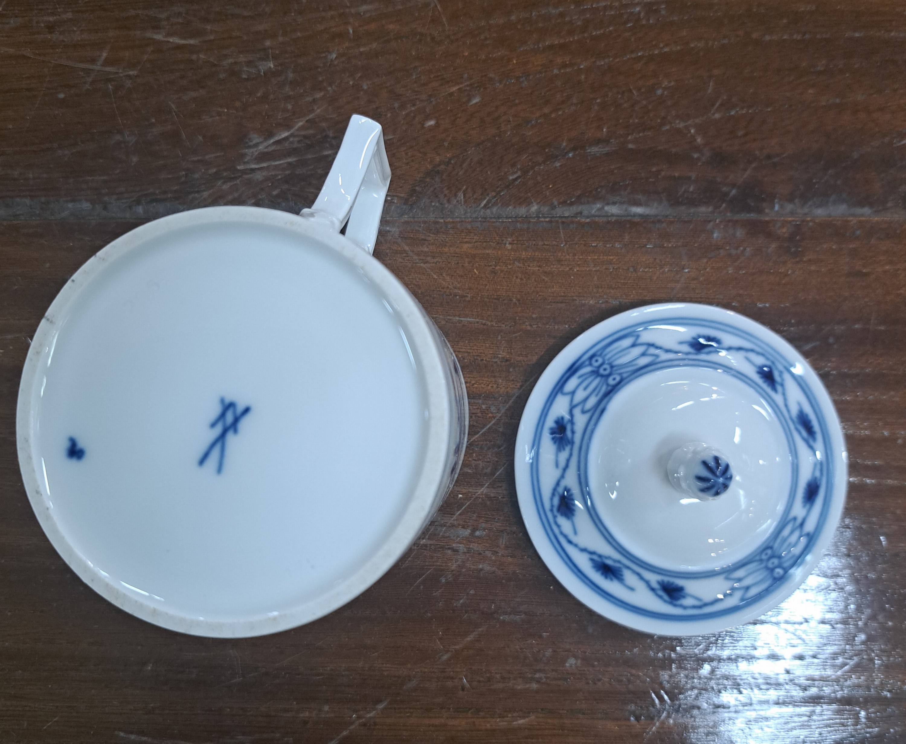 Detail j: 14 Teile Zwiebelmuster, Meissen, 19. und 20. Jh., Korbschale 25 cm, runde Schale 24 cm, 3 Dessertteller mit Durchbrucharbeit 15cm, Butterdose, ...
