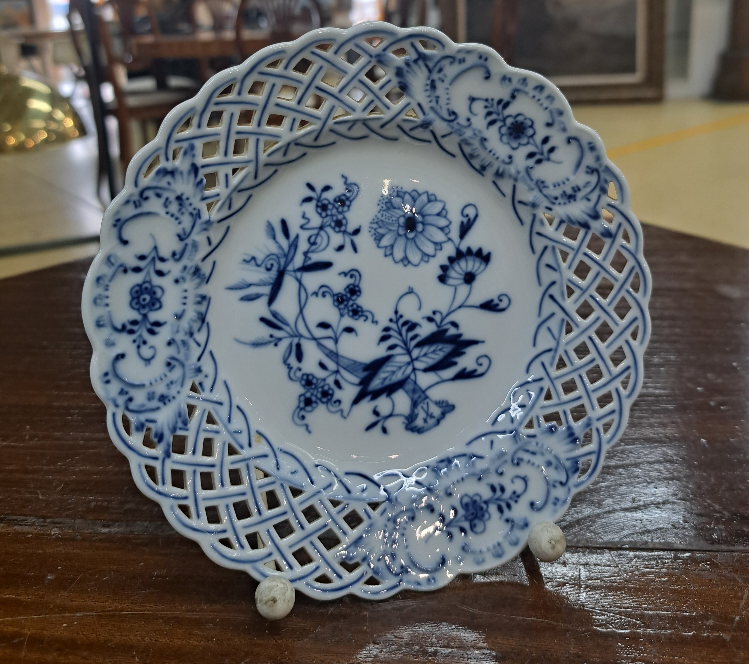 Detail k: 14 Teile Zwiebelmuster, Meissen, 19. und 20. Jh., Korbschale 25 cm, runde Schale 24 cm, 3 Dessertteller mit Durchbrucharbeit 15cm, Butterdose, ...