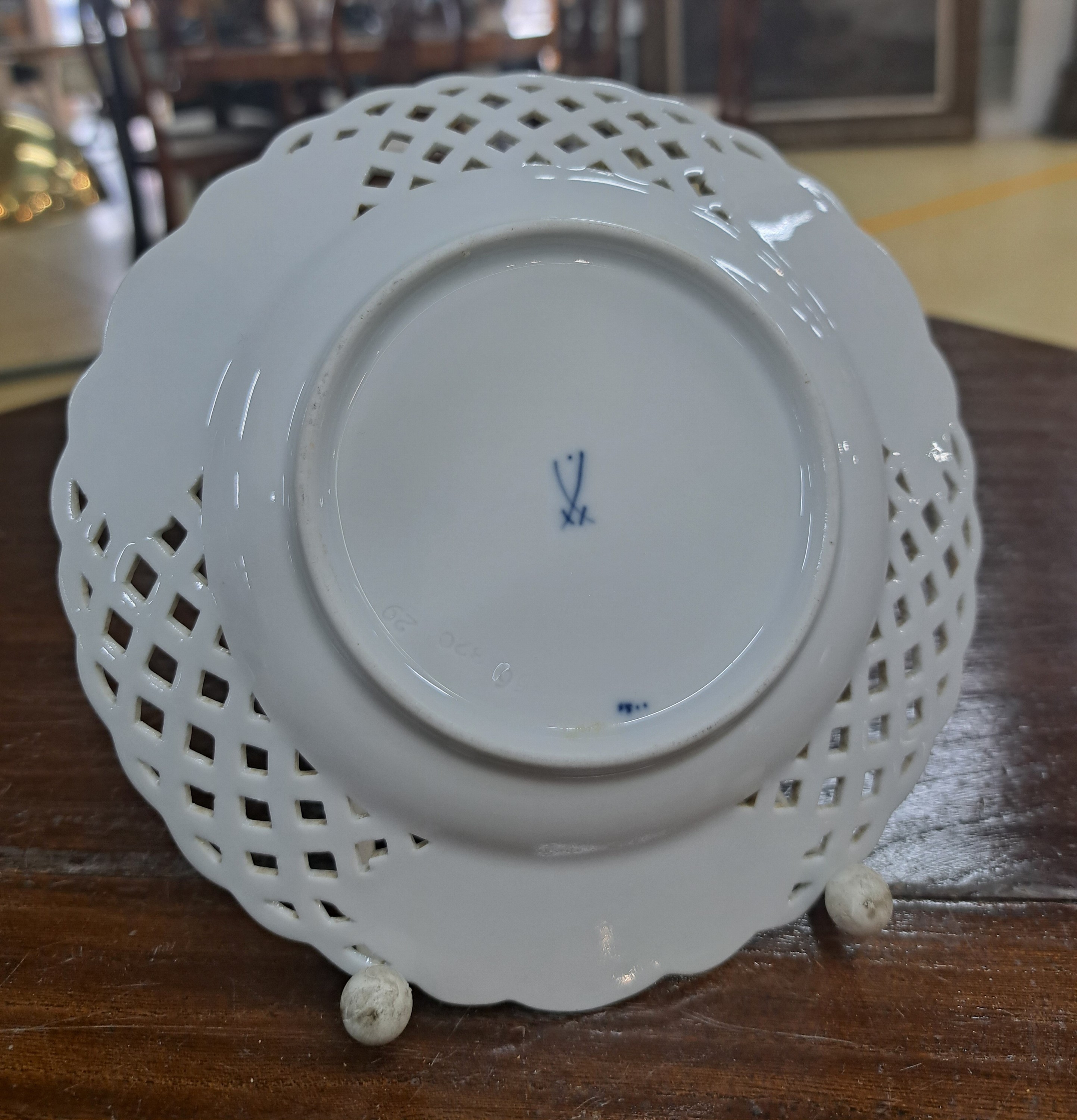 Detail l: 14 Teile Zwiebelmuster, Meissen, 19. und 20. Jh., Korbschale 25 cm, runde Schale 24 cm, 3 Dessertteller mit Durchbrucharbeit 15cm, Butterdose, ...