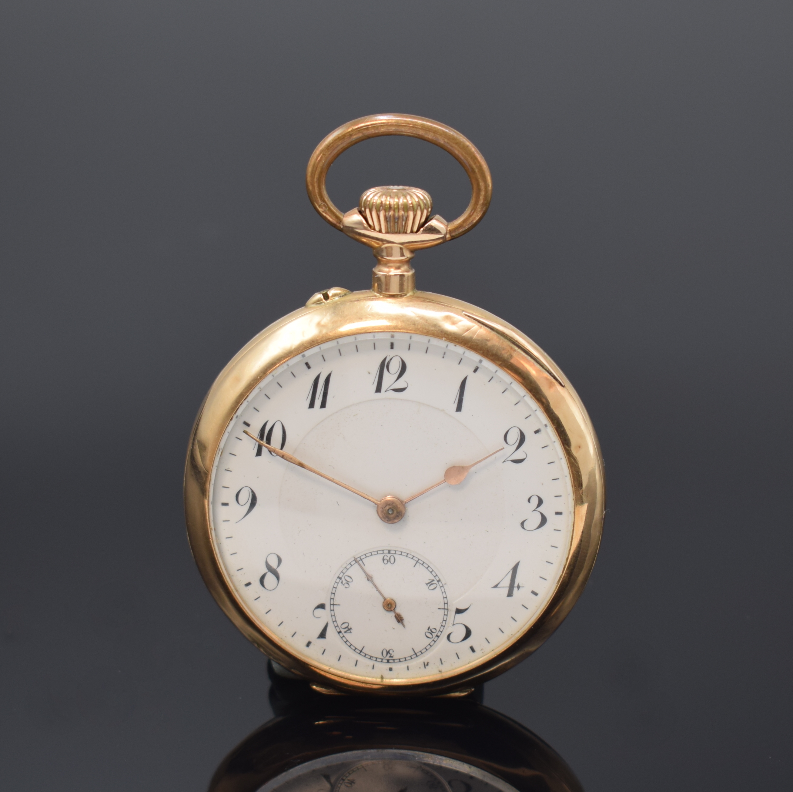 Offene Taschenuhr in RoseG 585/000, Schweiz um 1905, Geh. dell., guill. Rückdeckel, Metallcuvette, Emailzifferbl. m. arab. Zahlen, gold. Zeiger, kl. ...