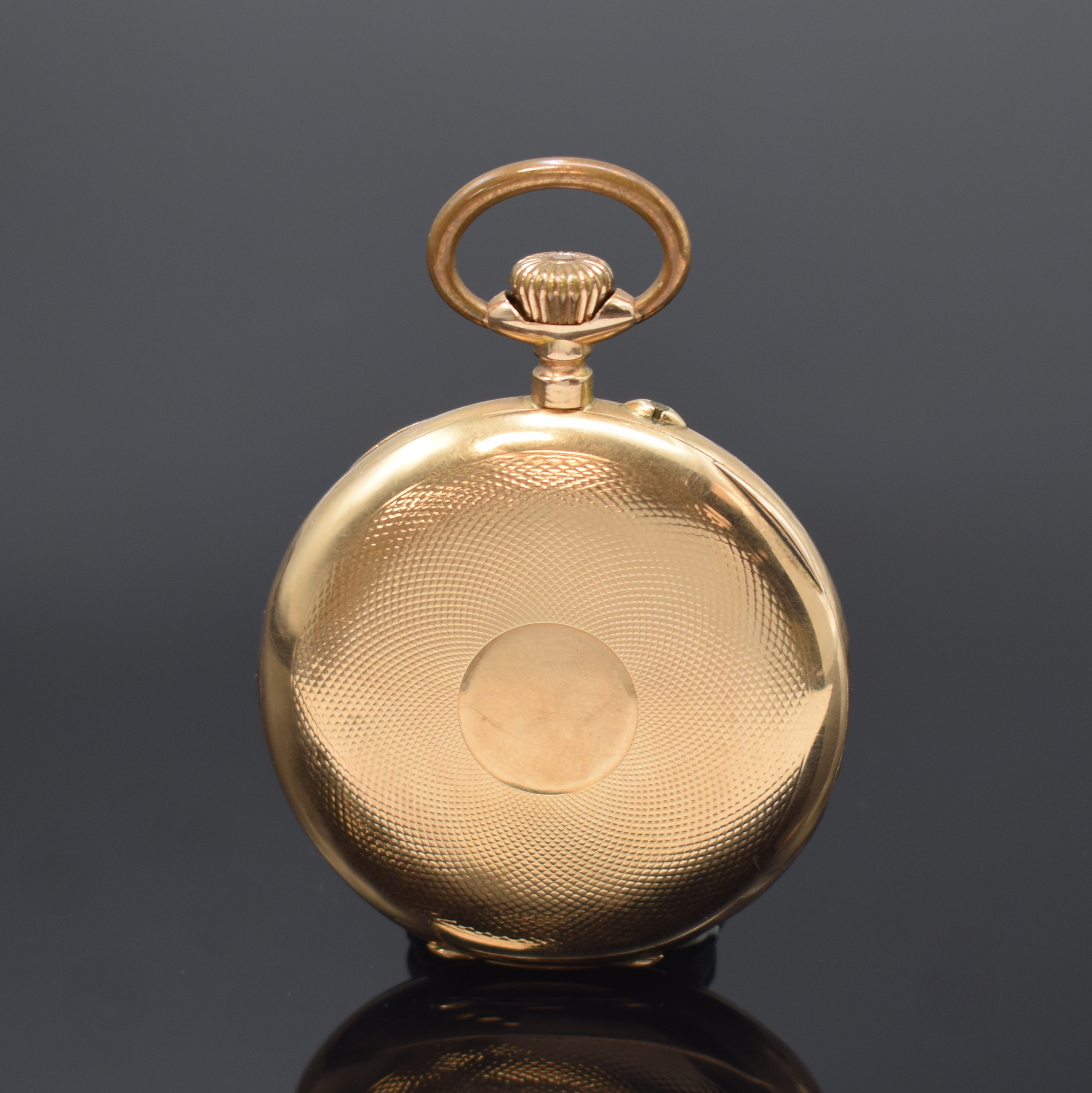 Detail a: Offene Taschenuhr in RoseG 585/000, Schweiz um 1905, Geh. dell., guill. Rückdeckel, Metallcuvette, Emailzifferbl. m. arab. Zahlen, gold. Zeiger, kl. ...