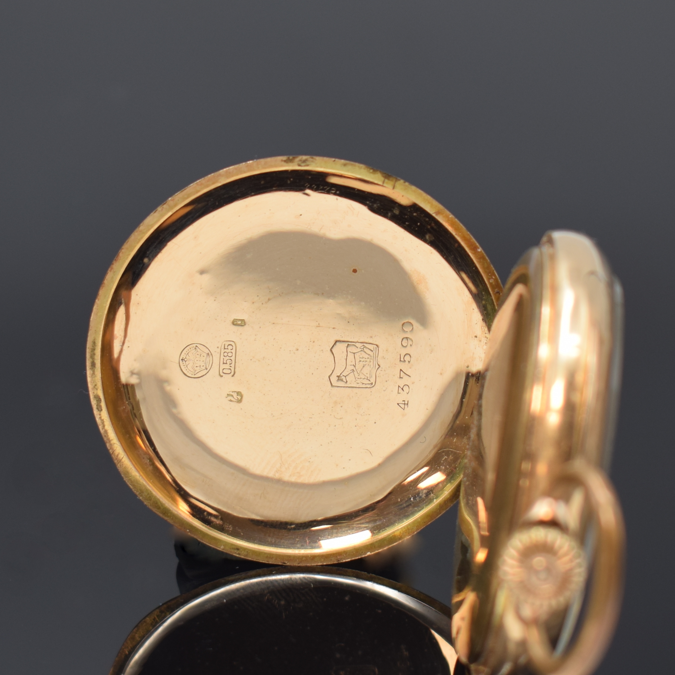 Detail b: Offene Taschenuhr in RoseG 585/000, Schweiz um 1905, Geh. dell., guill. Rückdeckel, Metallcuvette, Emailzifferbl. m. arab. Zahlen, gold. Zeiger, kl. ...