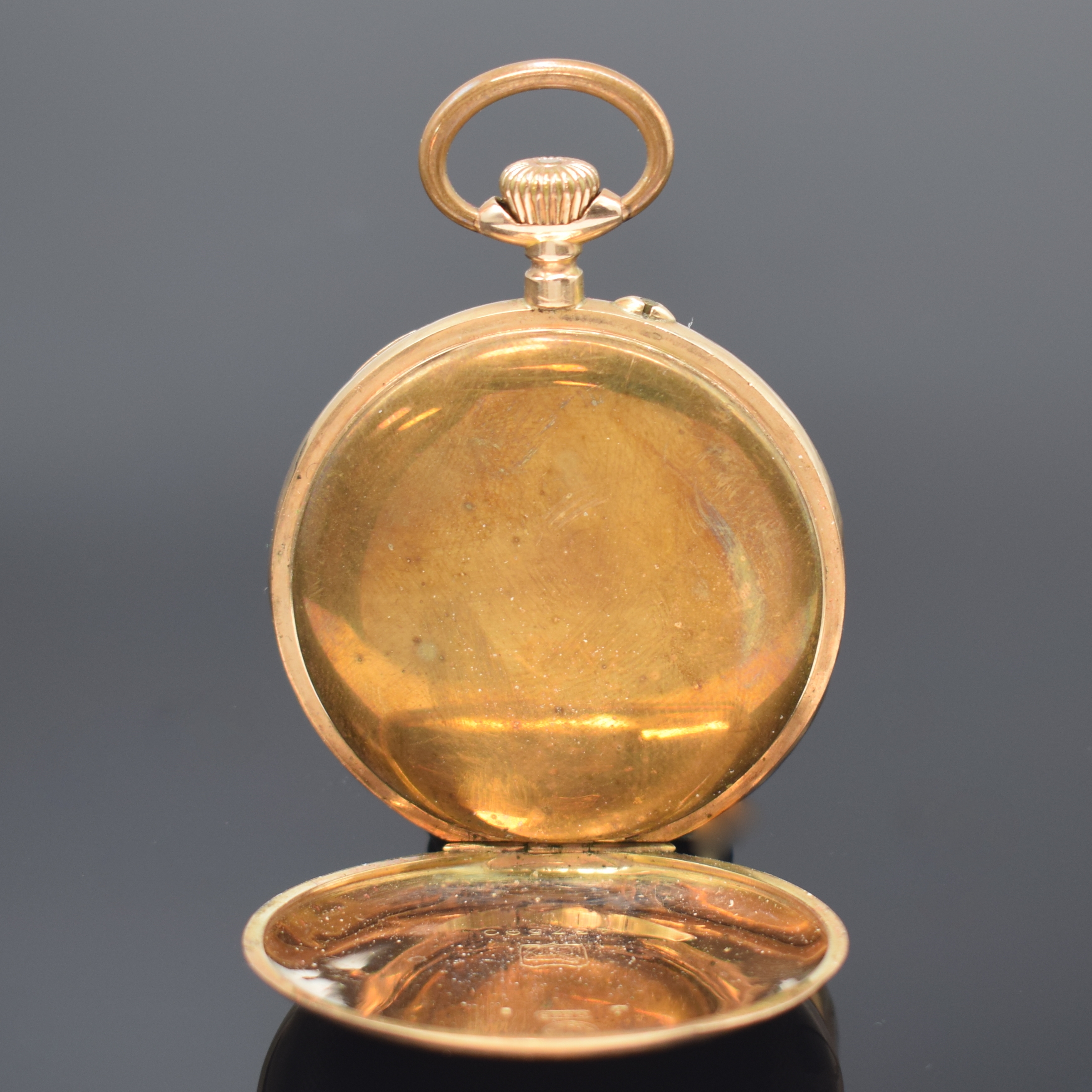 Detail c: Offene Taschenuhr in RoseG 585/000, Schweiz um 1905, Geh. dell., guill. Rückdeckel, Metallcuvette, Emailzifferbl. m. arab. Zahlen, gold. Zeiger, kl. ...