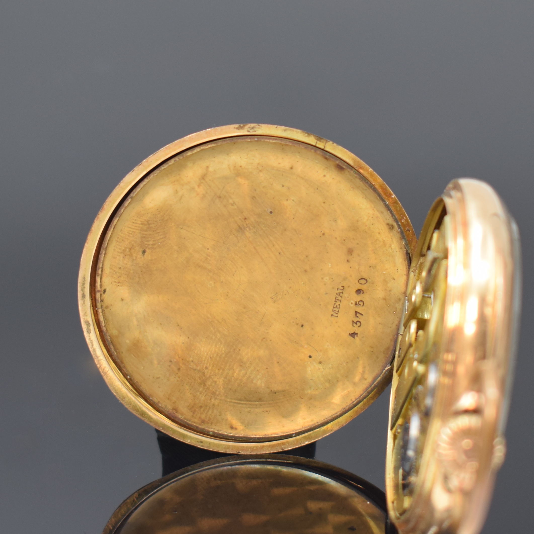 Detail d: Offene Taschenuhr in RoseG 585/000, Schweiz um 1905, Geh. dell., guill. Rückdeckel, Metallcuvette, Emailzifferbl. m. arab. Zahlen, gold. Zeiger, kl. ...