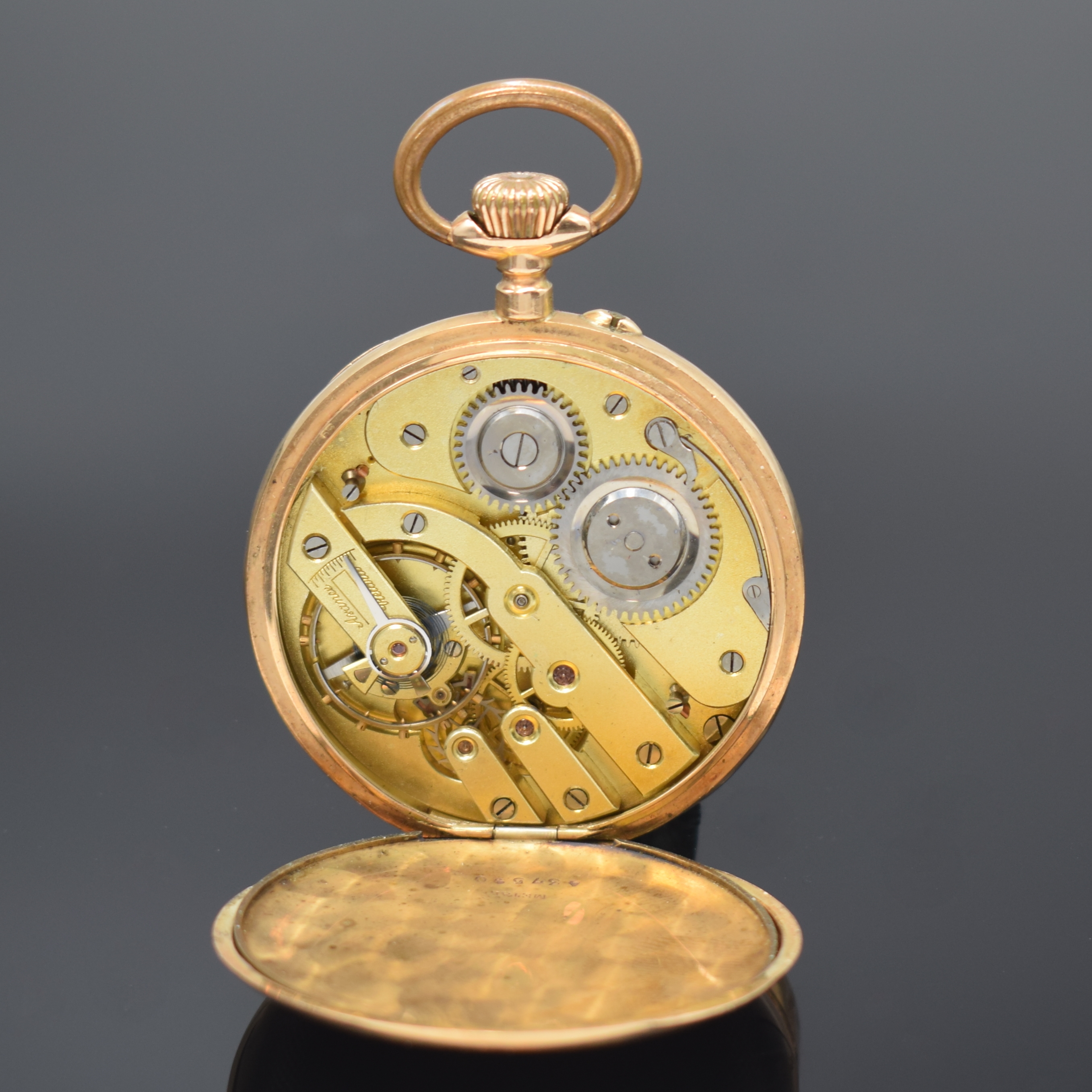 Detail e: Offene Taschenuhr in RoseG 585/000, Schweiz um 1905, Geh. dell., guill. Rückdeckel, Metallcuvette, Emailzifferbl. m. arab. Zahlen, gold. Zeiger, kl. ...