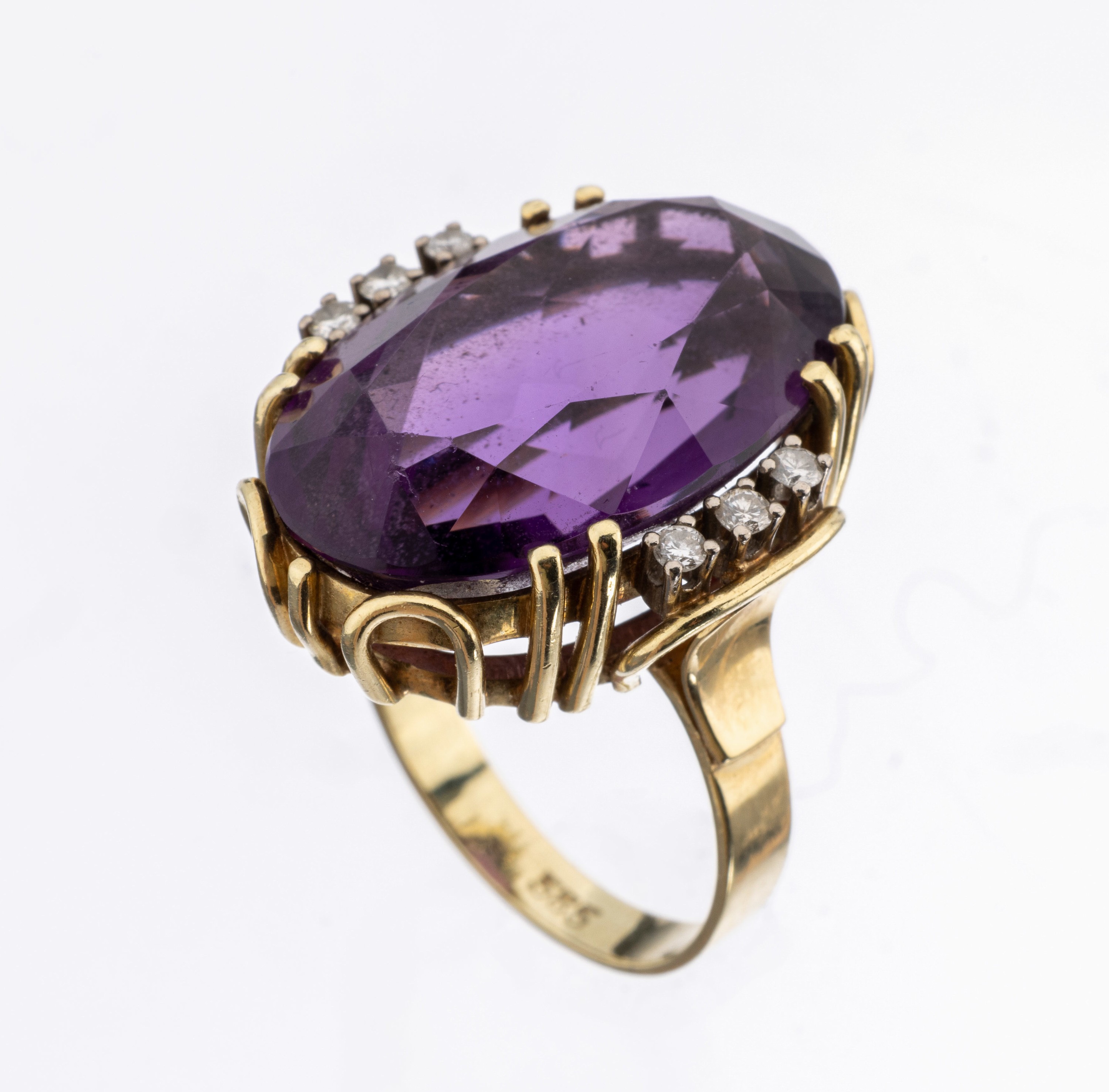 14 kt Gold Amethyst-Brillant-Ring, 1950/60er Jahre, GG/WG 585/000, mittig ovalfacett. Amethyst ca. 28.0 ct, 6 in WG gefasste Brillanten zus. ca. ...