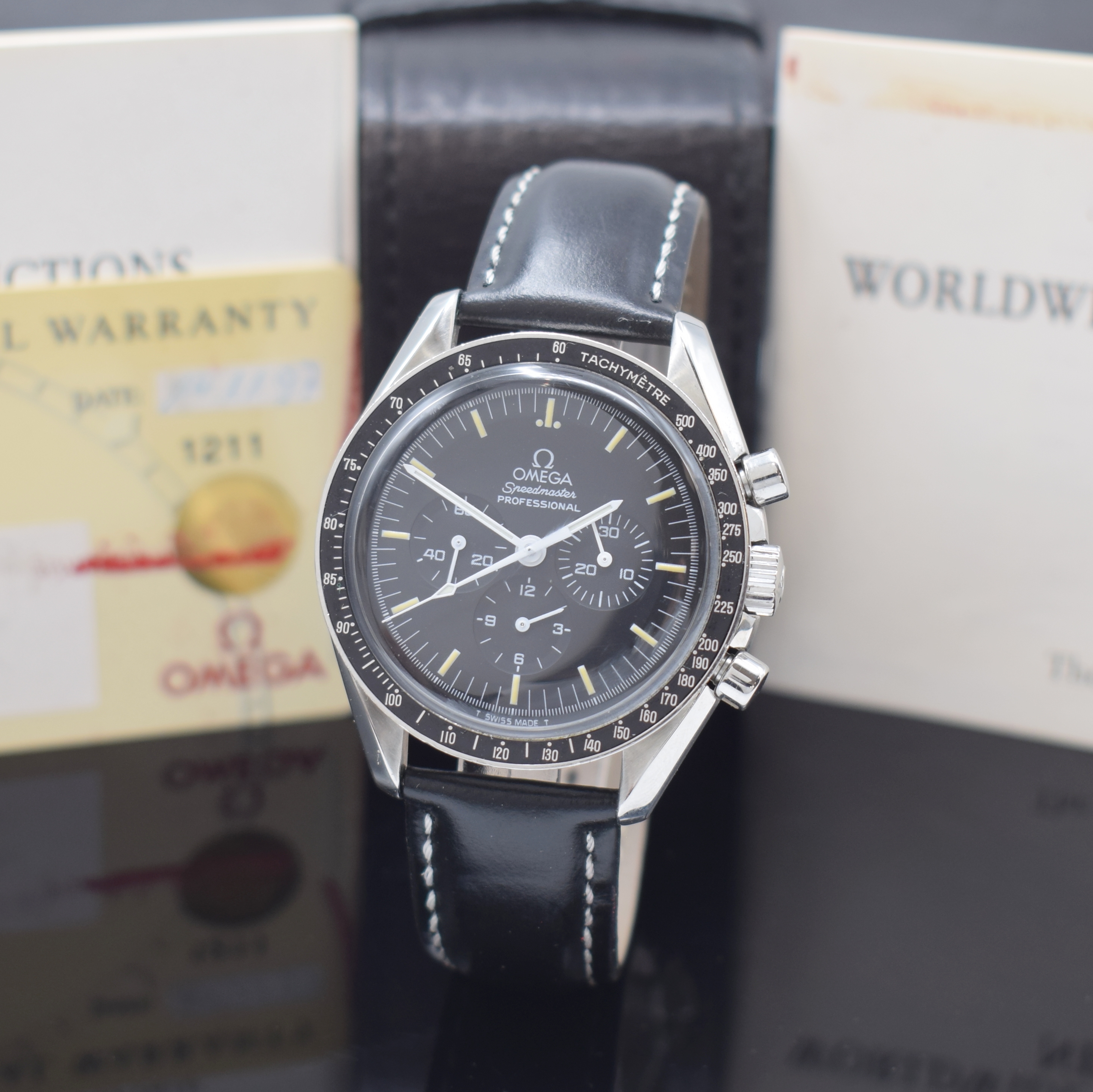 OMEGA Speedmaster Herrenchronograph Referenz 145.0022 in Stahl, Schweiz verk. lt. beil. Pap. 11/1997, Handaufzug, verschr. Geh., orig. Lederband m. ...