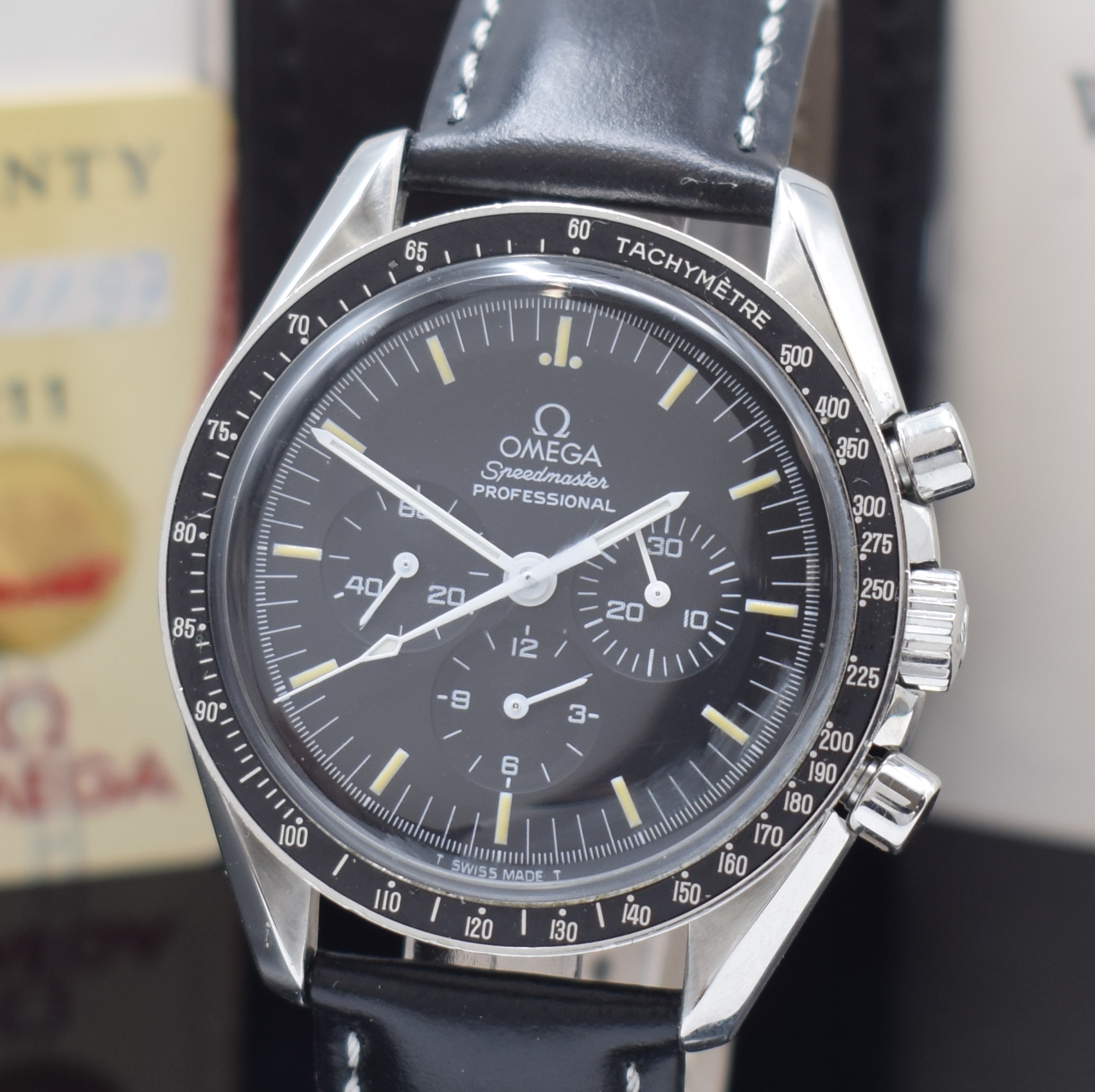Detail a: OMEGA Speedmaster Herrenchronograph Referenz 145.0022 in Stahl, Schweiz verk. lt. beil. Pap. 11/1997, Handaufzug, verschr. Geh., orig. Lederband m. ...