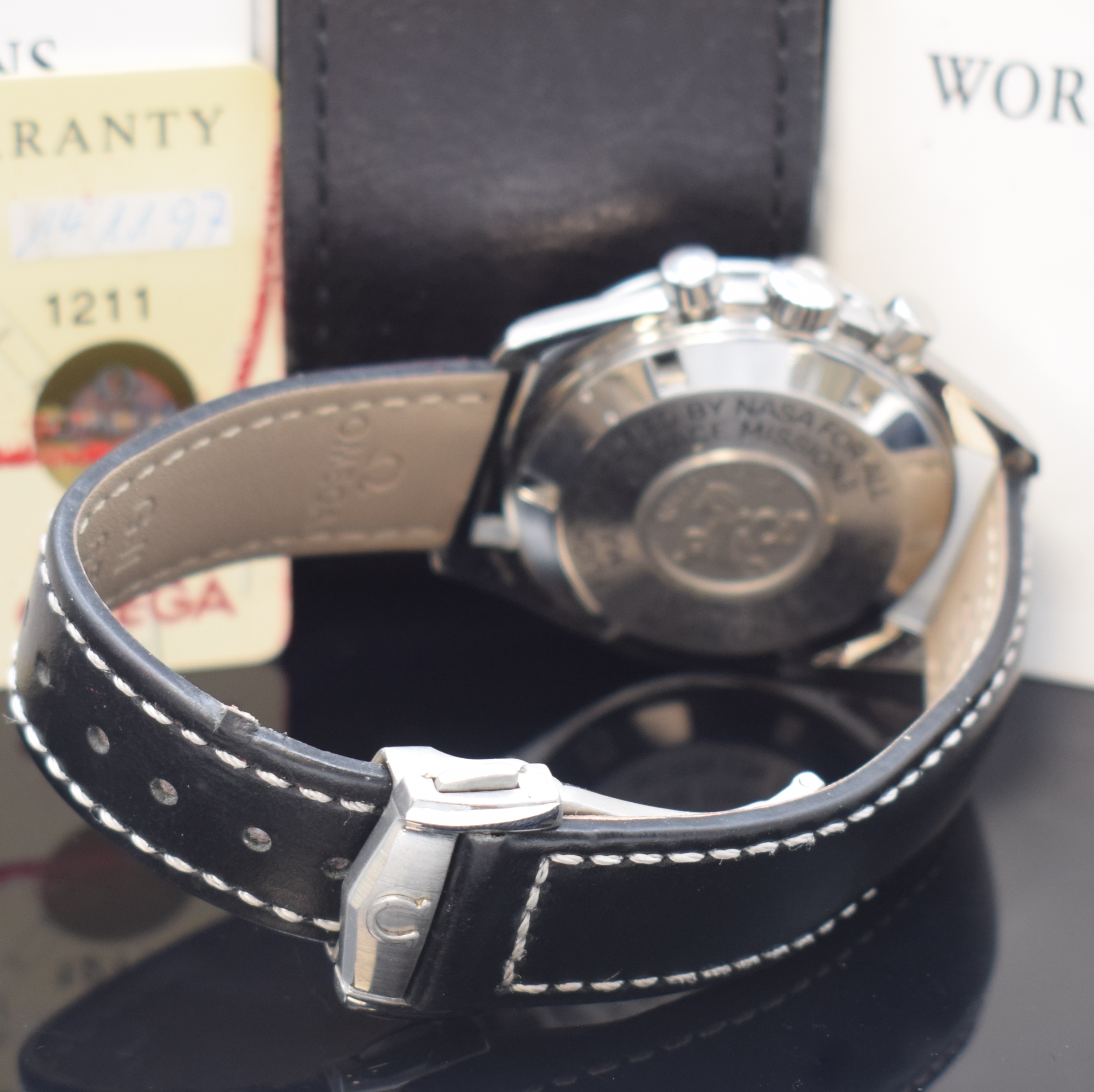 Detail b: OMEGA Speedmaster Herrenchronograph Referenz 145.0022 in Stahl, Schweiz verk. lt. beil. Pap. 11/1997, Handaufzug, verschr. Geh., orig. Lederband m. ...