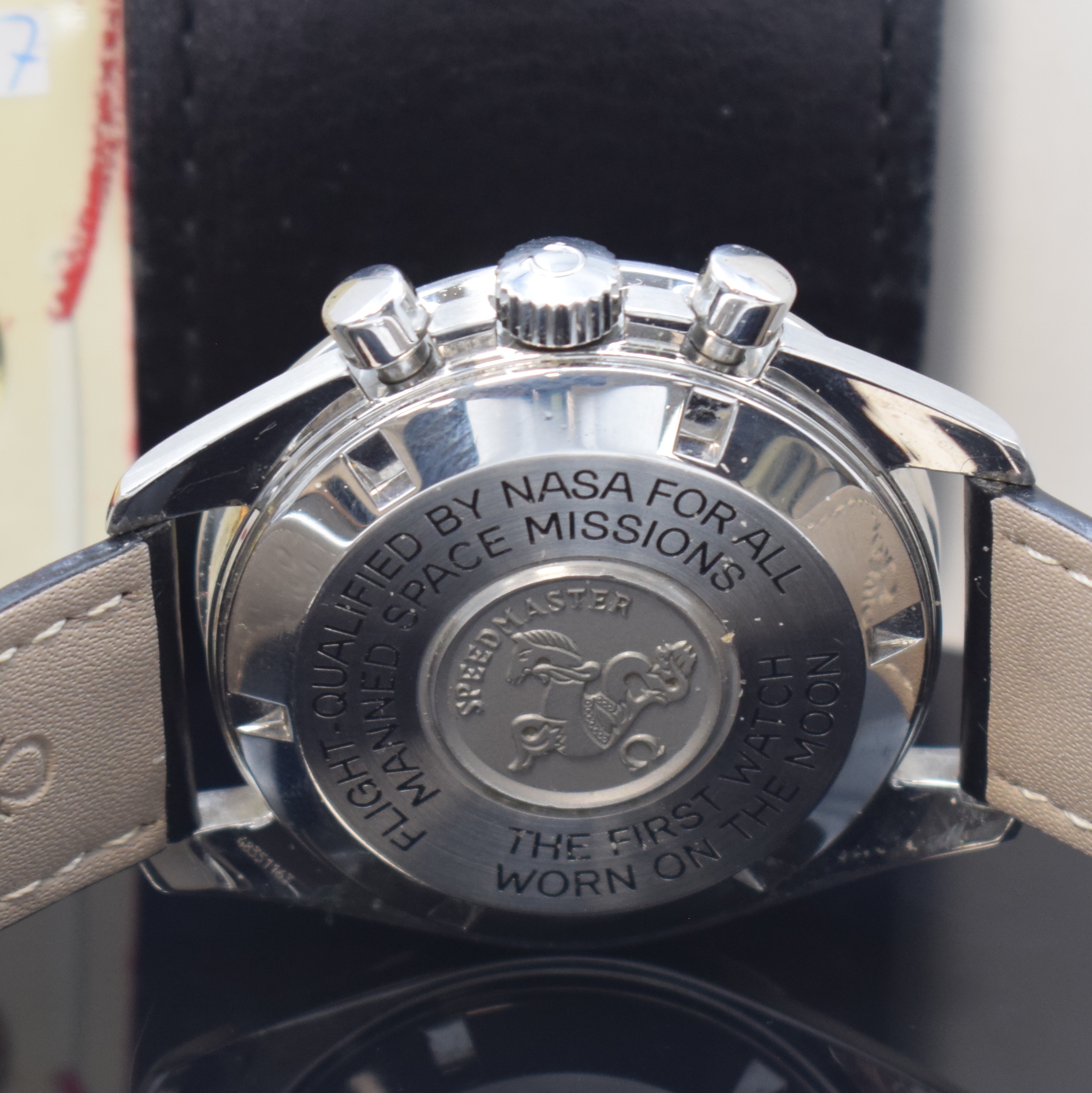 Detail d: OMEGA Speedmaster Herrenchronograph Referenz 145.0022 in Stahl, Schweiz verk. lt. beil. Pap. 11/1997, Handaufzug, verschr. Geh., orig. Lederband m. ...
