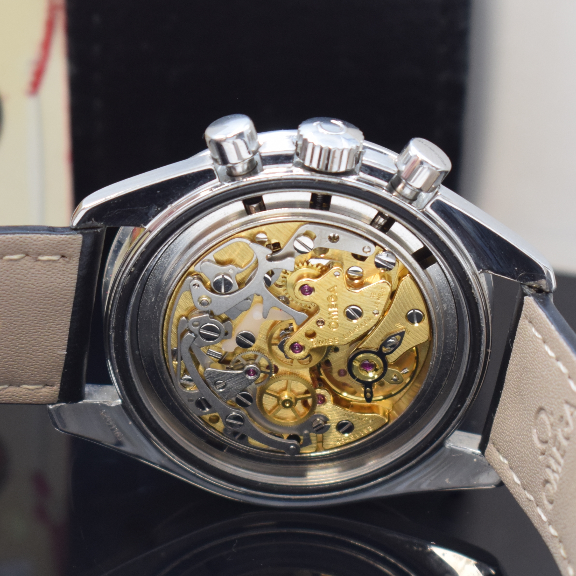 Detail e: OMEGA Speedmaster Herrenchronograph Referenz 145.0022 in Stahl, Schweiz verk. lt. beil. Pap. 11/1997, Handaufzug, verschr. Geh., orig. Lederband m. ...