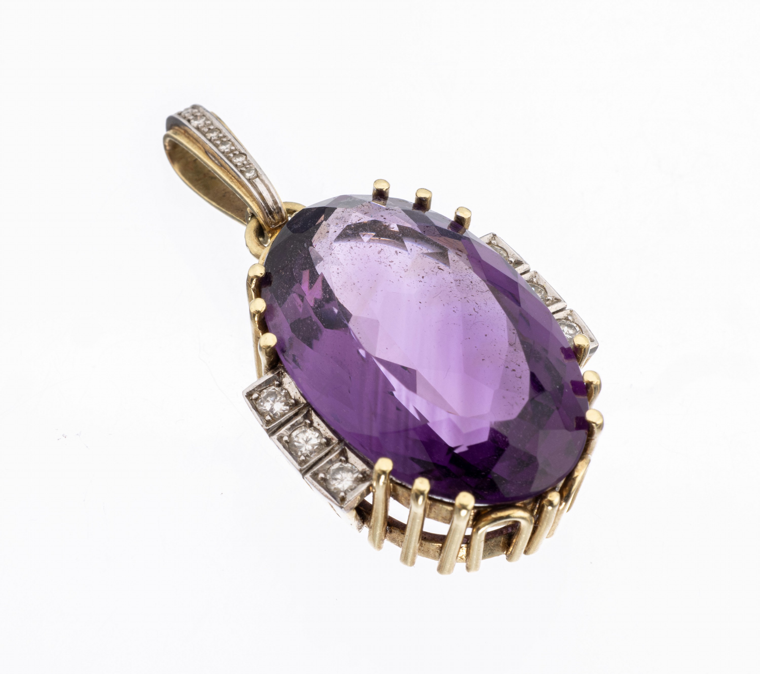 14 kt Gold Amethyst-Brillant-Anhänger, 1950/ 60er Jahre, GG/WG 585/000, ovalfacett. Amethyst ca. 43.0 ct, 13 in WG gefasste Brillanten zus. ca. ...