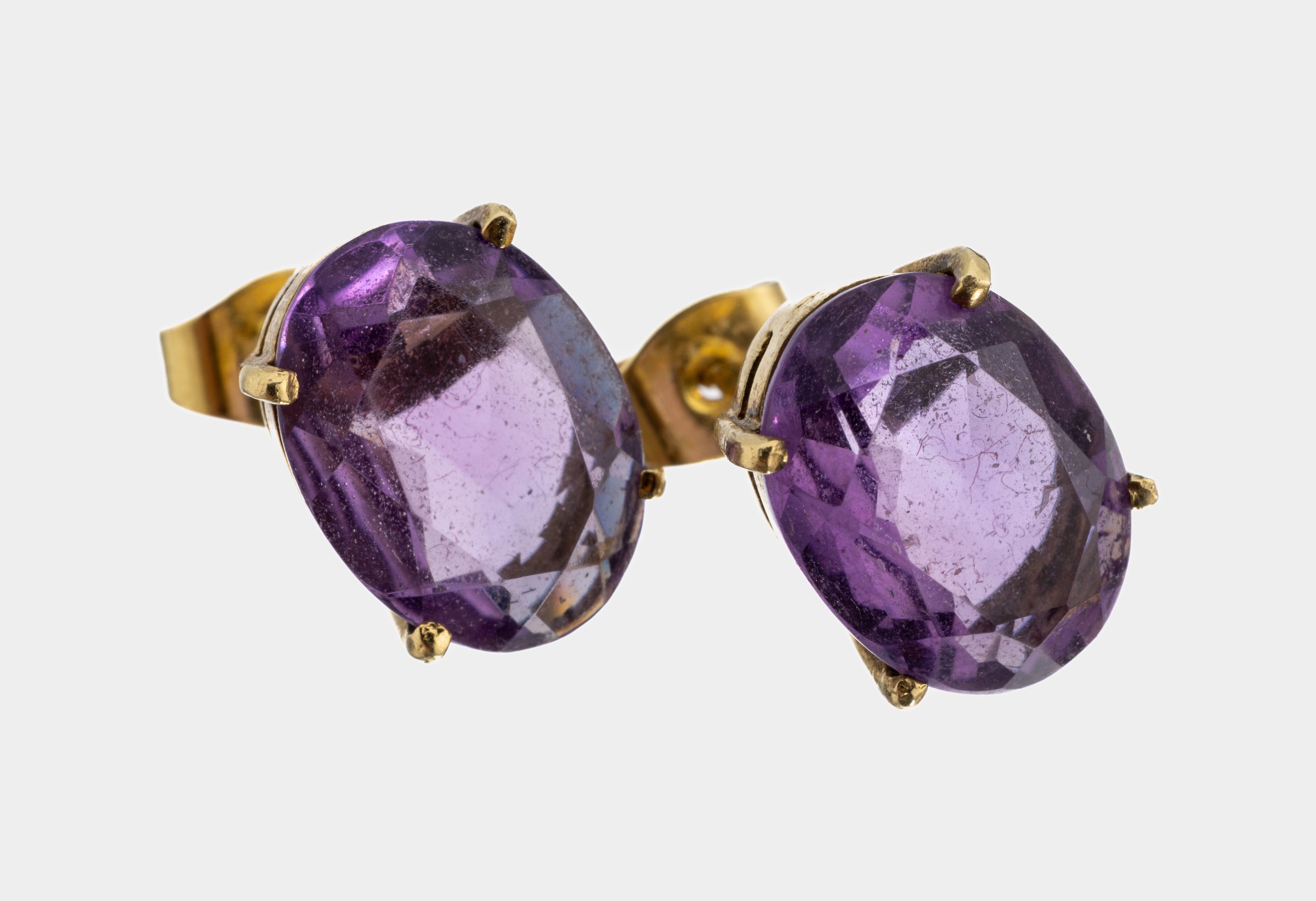 Paar 14 kt Gold Amethyst-Ohrstecker, GG 585/000, schlichte Gestaltung, 2 ovalfacett. Amethyste zus. ca. 5.0 ct, ca. 3.4 g