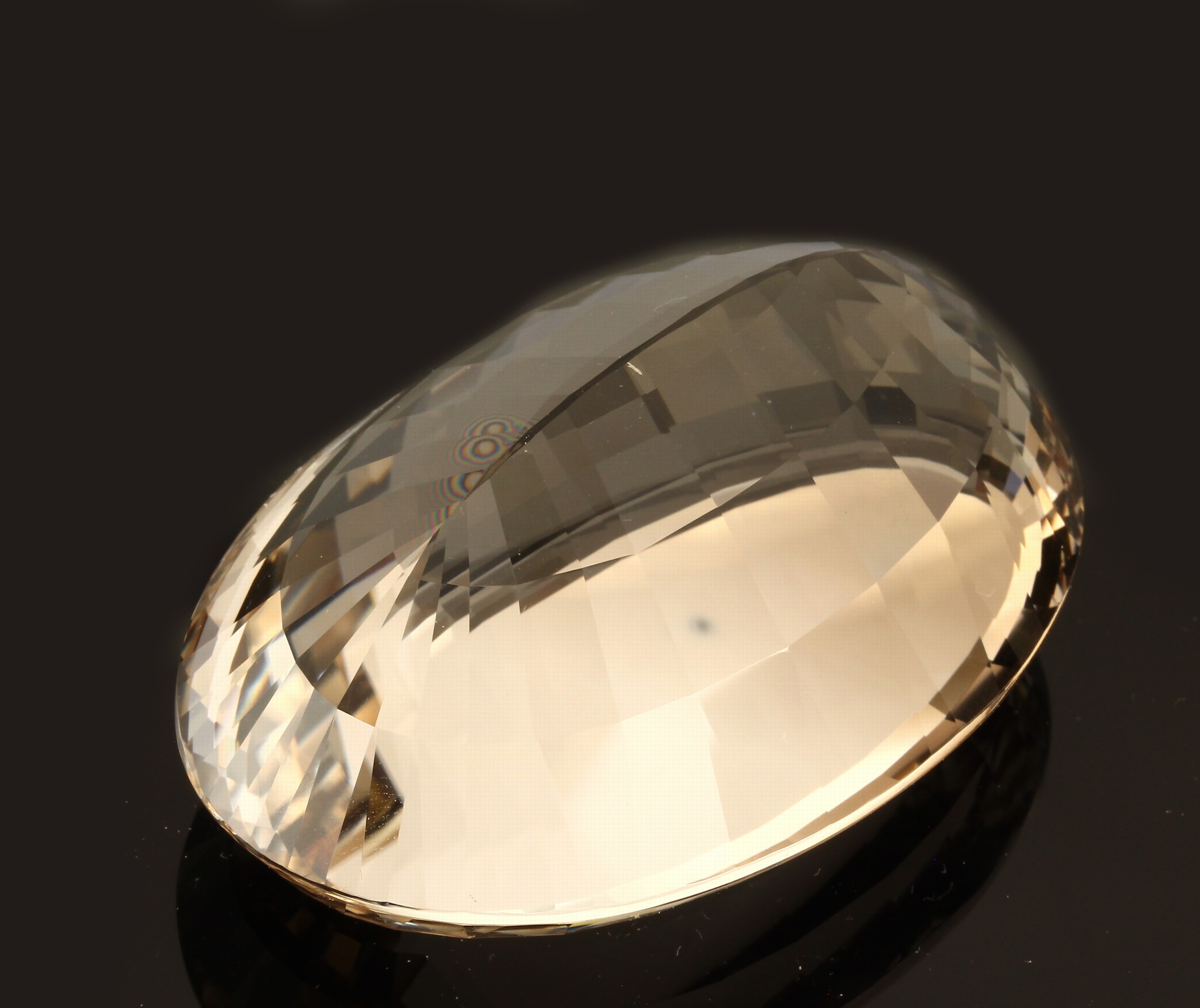 Detail a: Großer ovaler Citrin, im Ceylonschliff, feinste hellgelbe Pastelfarbe und Reinheit, ca. 125.7 g, ca. 628.5 ct, ca. 67 x 47 mm, Sammlerstein, ...
