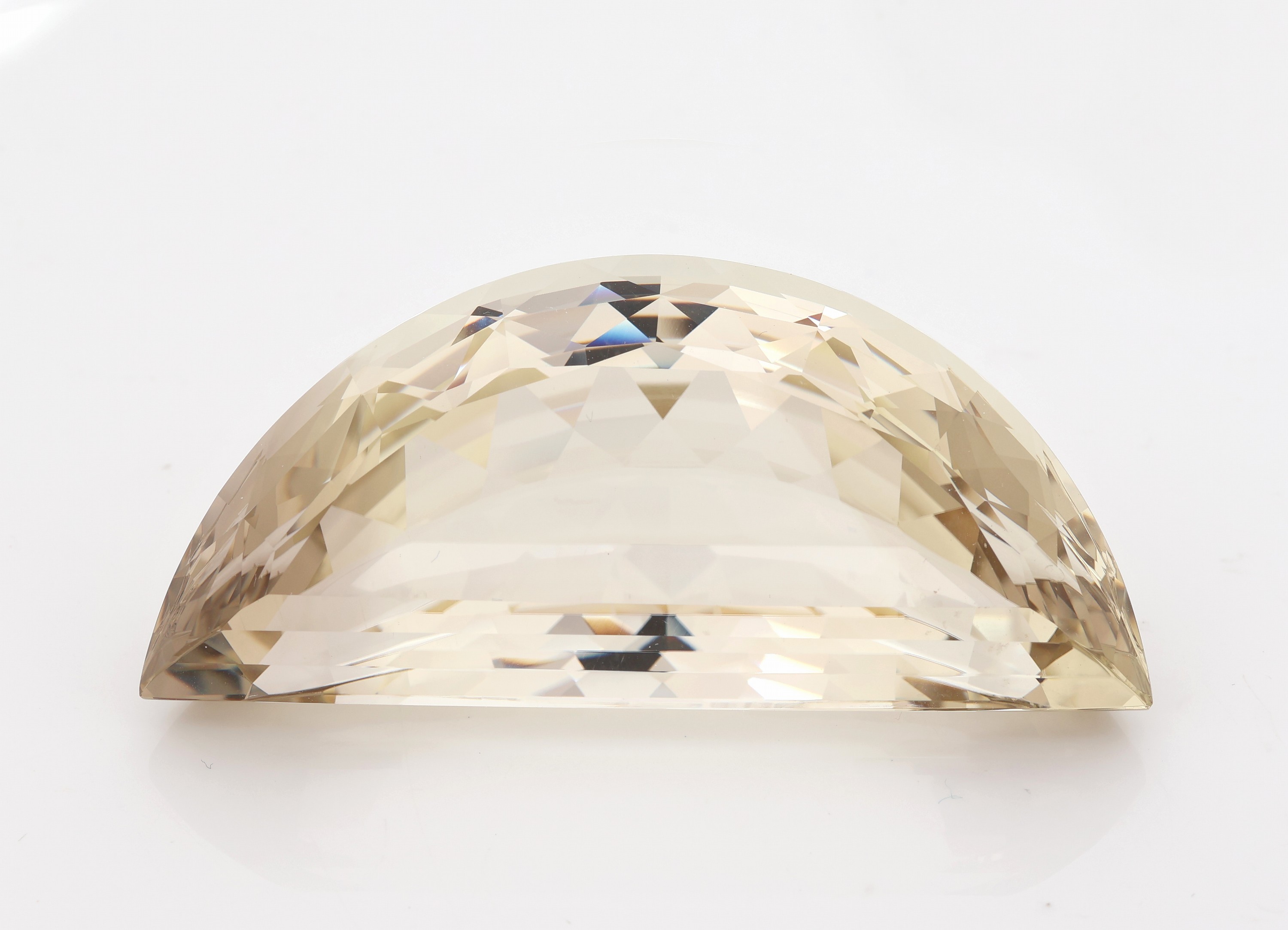 Halb runder Citrin, im Sternschliff, feinste hellgelbe Pastellfarbe und Reinheit, ca. 58.6 g, ca. 293 ct, a. 63 x 30 mm, Schmuck und Sammlerstein, ...