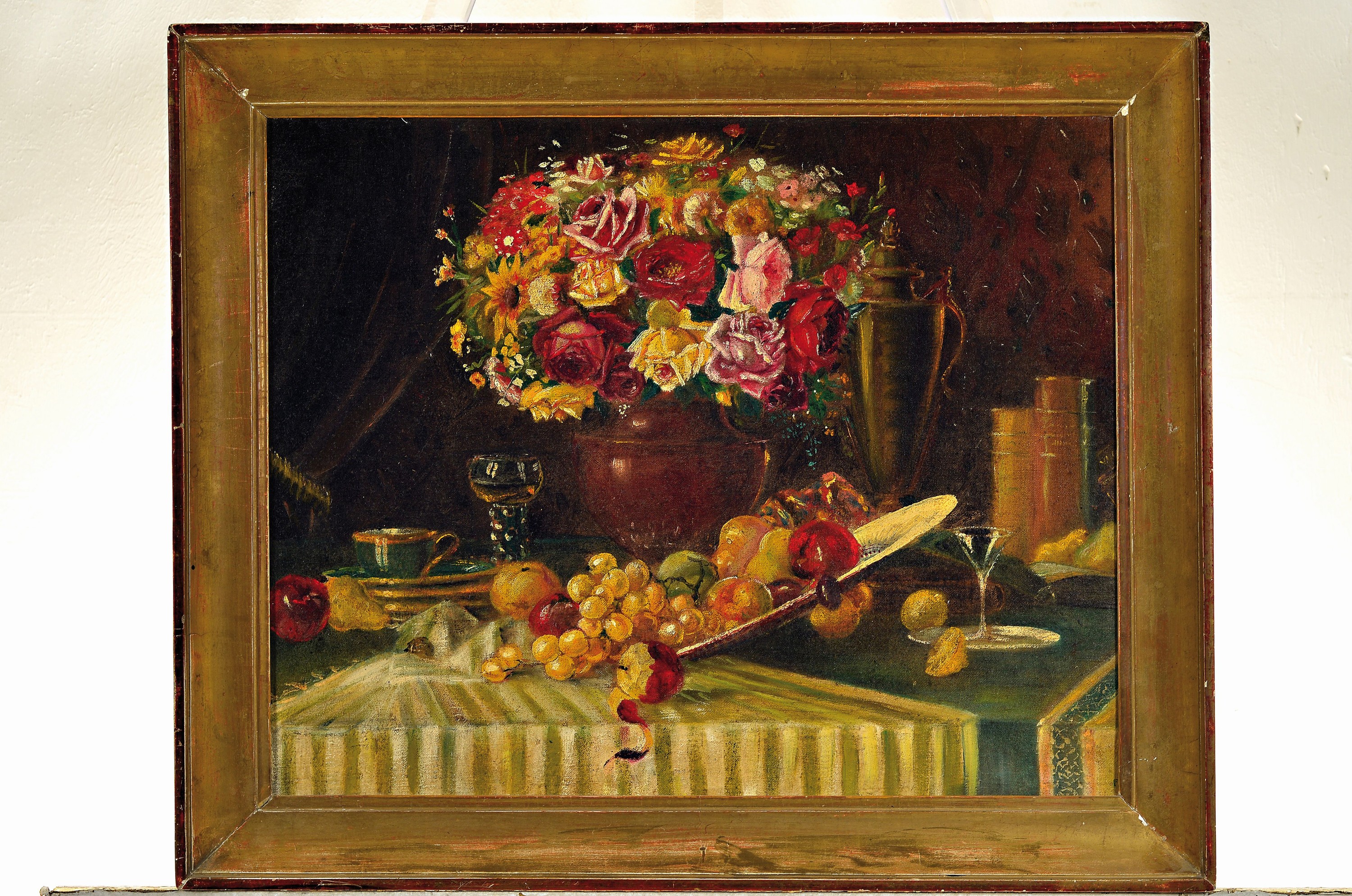 Detail k: Unbekannter Künstler, wohl deutsch, 1. Hälfte 20. Jh., Tisch-Stillleben mit Blumen, Obst und Geschirr, Öl/Lwd, unsign., ca. 42x52cm, Keilrahmen ...