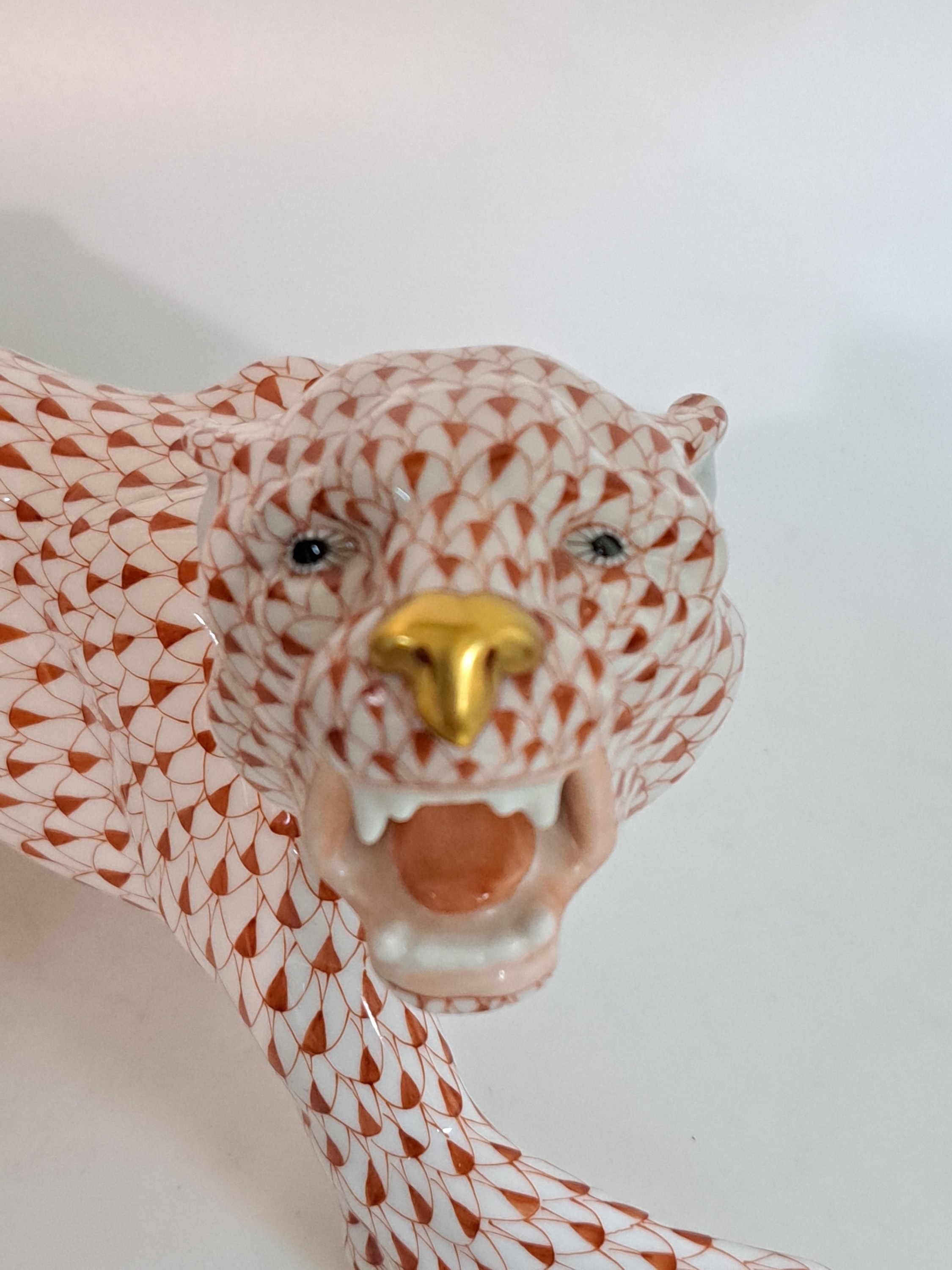 Detail a: Porzellanskulptur, Herend, 20. Jh., schreitender Panther, mit rotem Schuppendekor bemalt, 15 x 45 cm, am Schwanz rissig