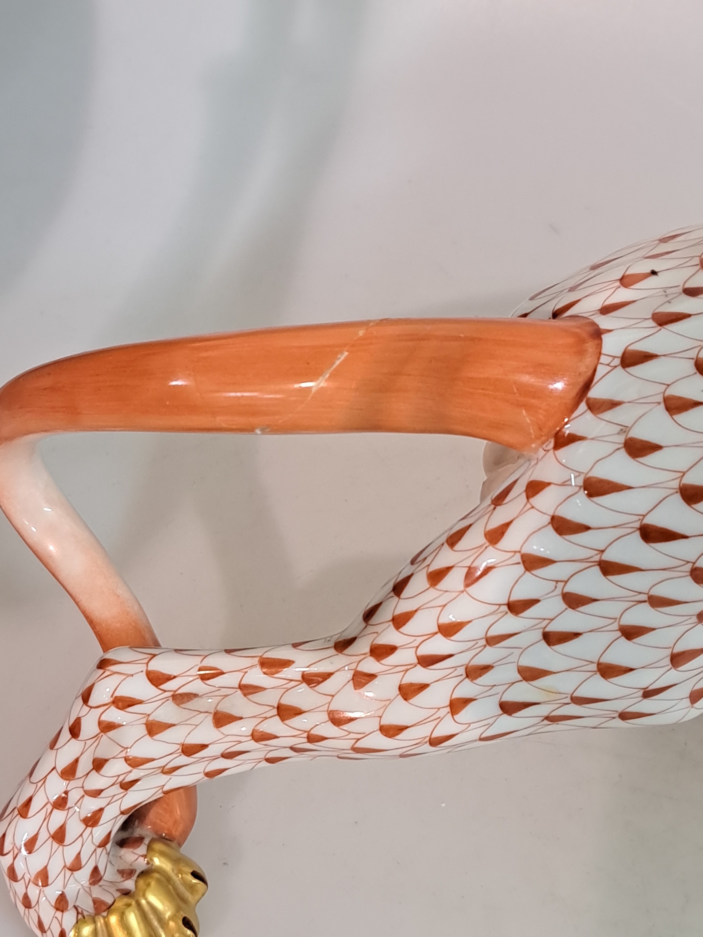 Detail b: Porzellanskulptur, Herend, 20. Jh., schreitender Panther, mit rotem Schuppendekor bemalt, 15 x 45 cm, am Schwanz rissig