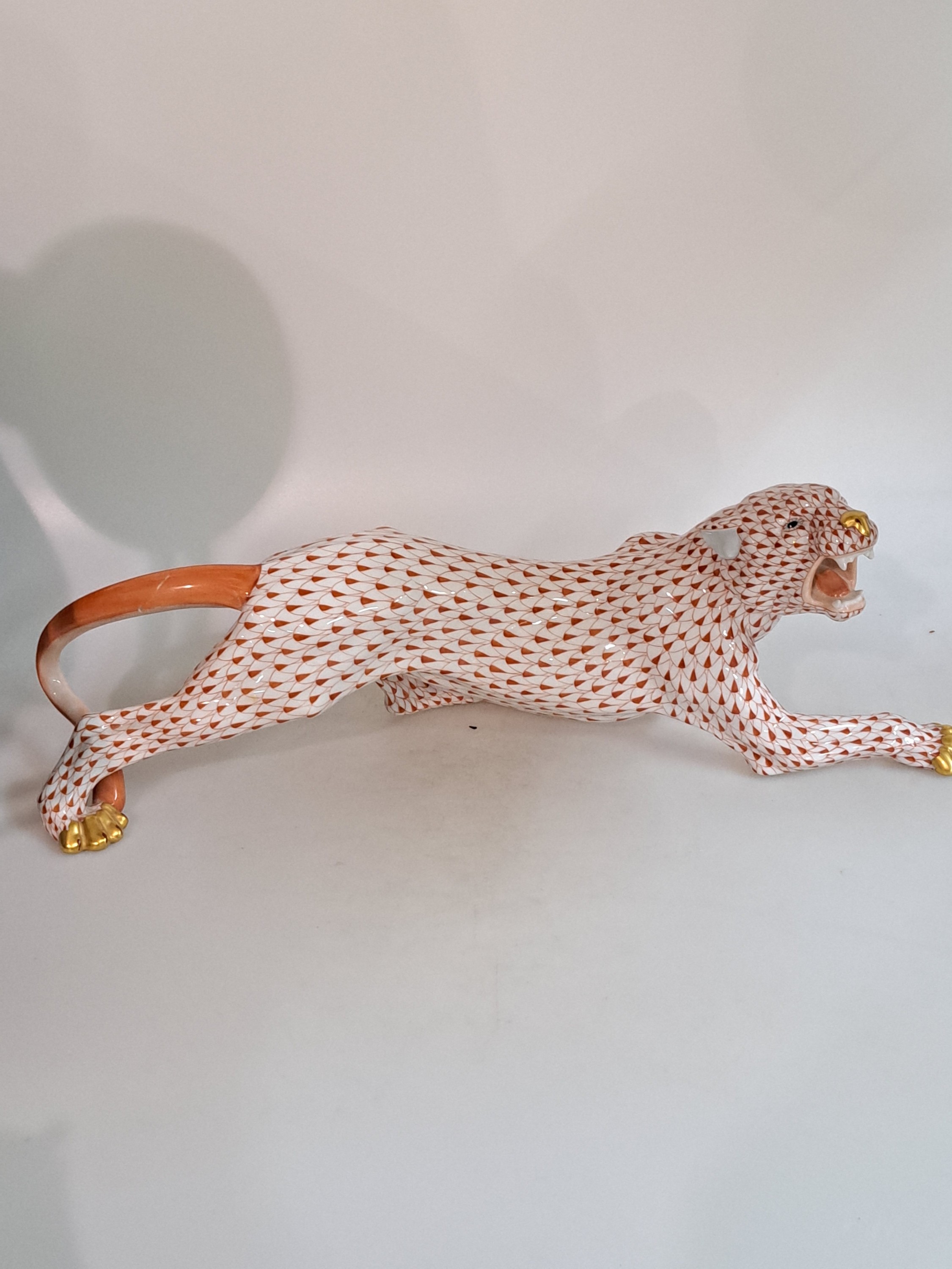 Detail c: Porzellanskulptur, Herend, 20. Jh., schreitender Panther, mit rotem Schuppendekor bemalt, 15 x 45 cm, am Schwanz rissig