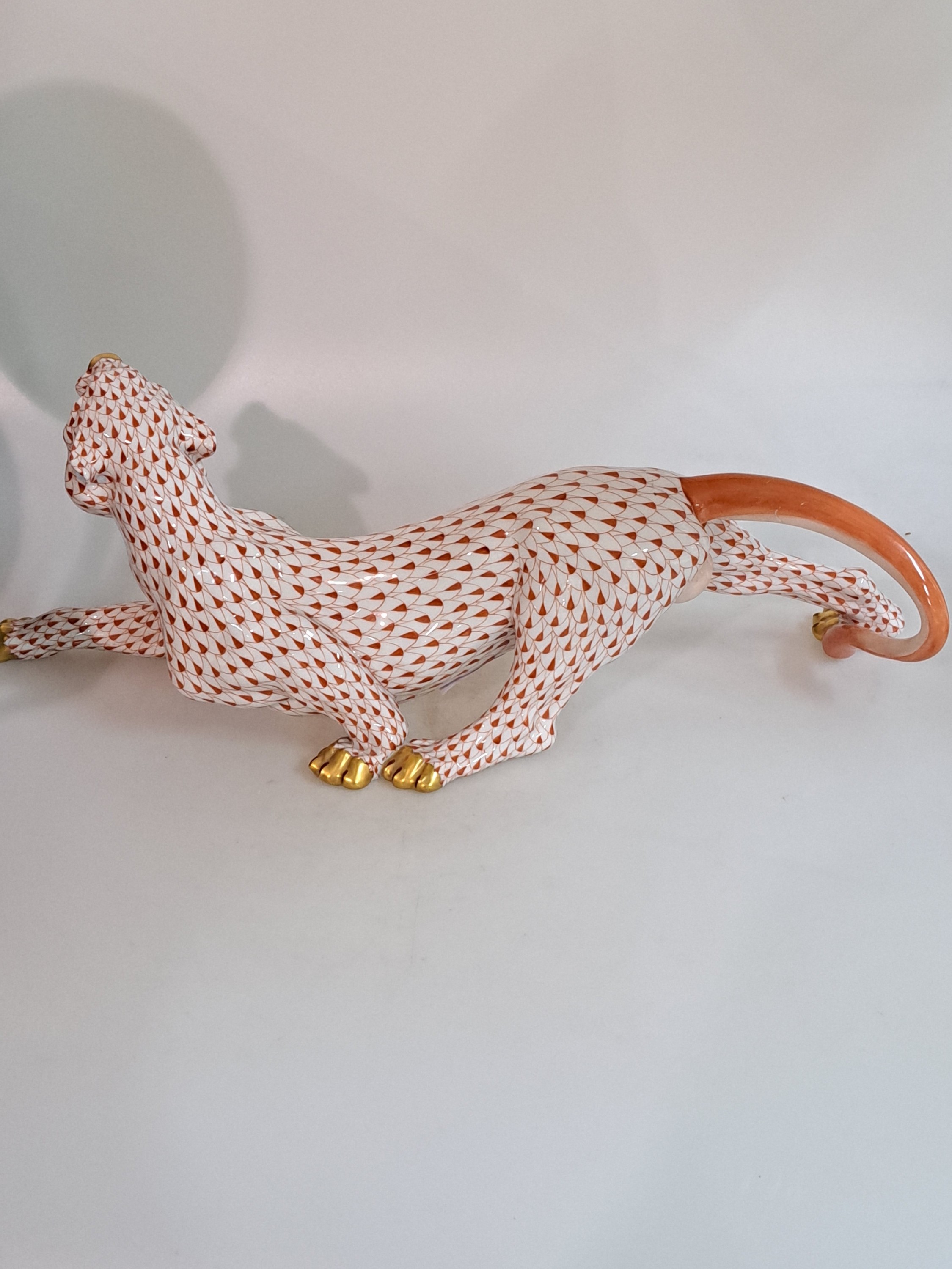 Detail d: Porzellanskulptur, Herend, 20. Jh., schreitender Panther, mit rotem Schuppendekor bemalt, 15 x 45 cm, am Schwanz rissig