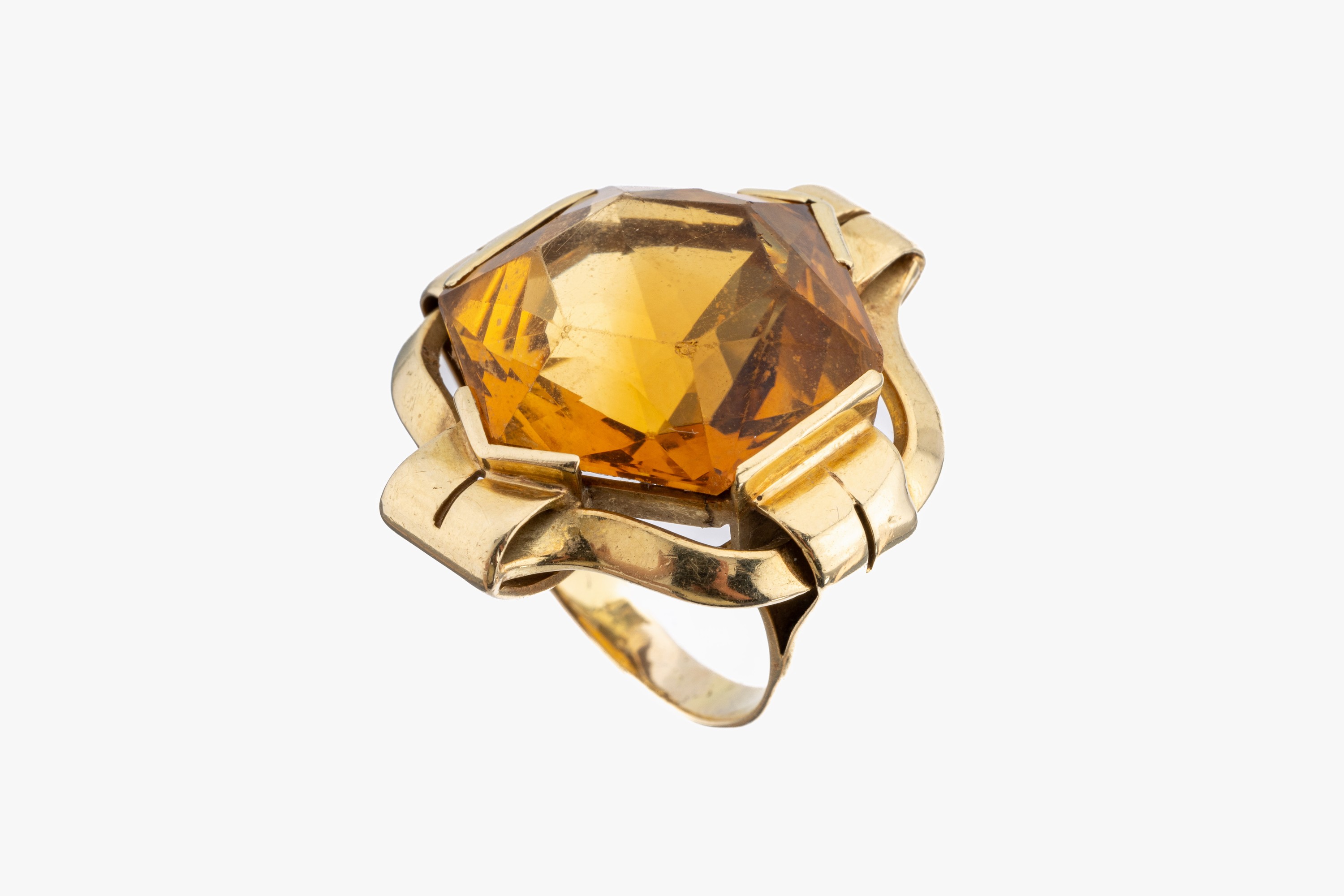 14 kt Gold Citrin-Ring, 1950er Jahre, GG 585/000, architektonischer Aufbau, hexagonal facett. Citrin ca. 28.0 ct, RW 54, ca. 19.5 g