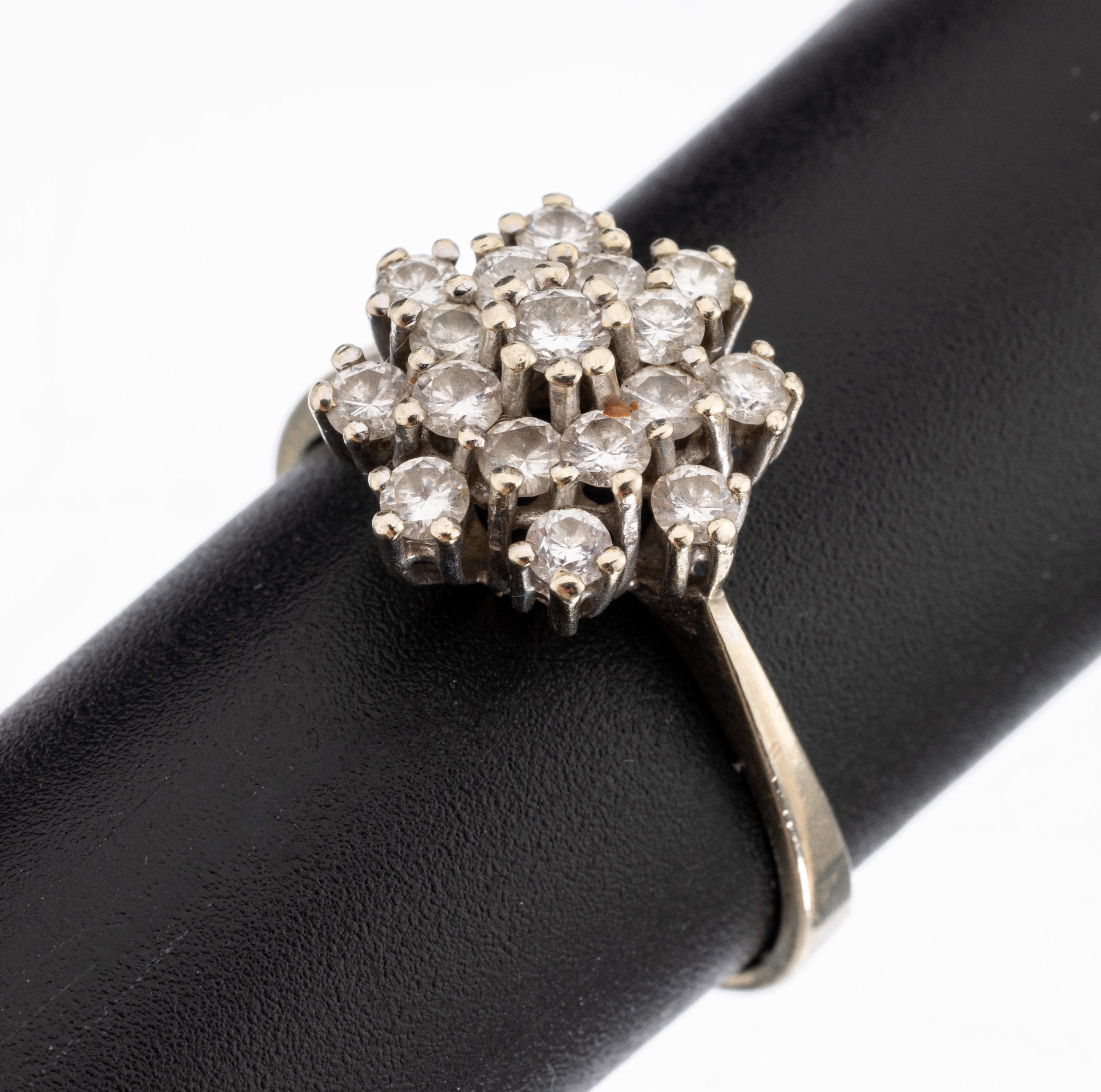 14 kt Gold Brillant-Ring, WG 585/000, Ringkopf in mehreren Ebenen, 17 Brillanten zus. ca. 1.0 ct Weiß/p, RW 57, ca. 3.7 g, Juwelier-Zertifikat anbei