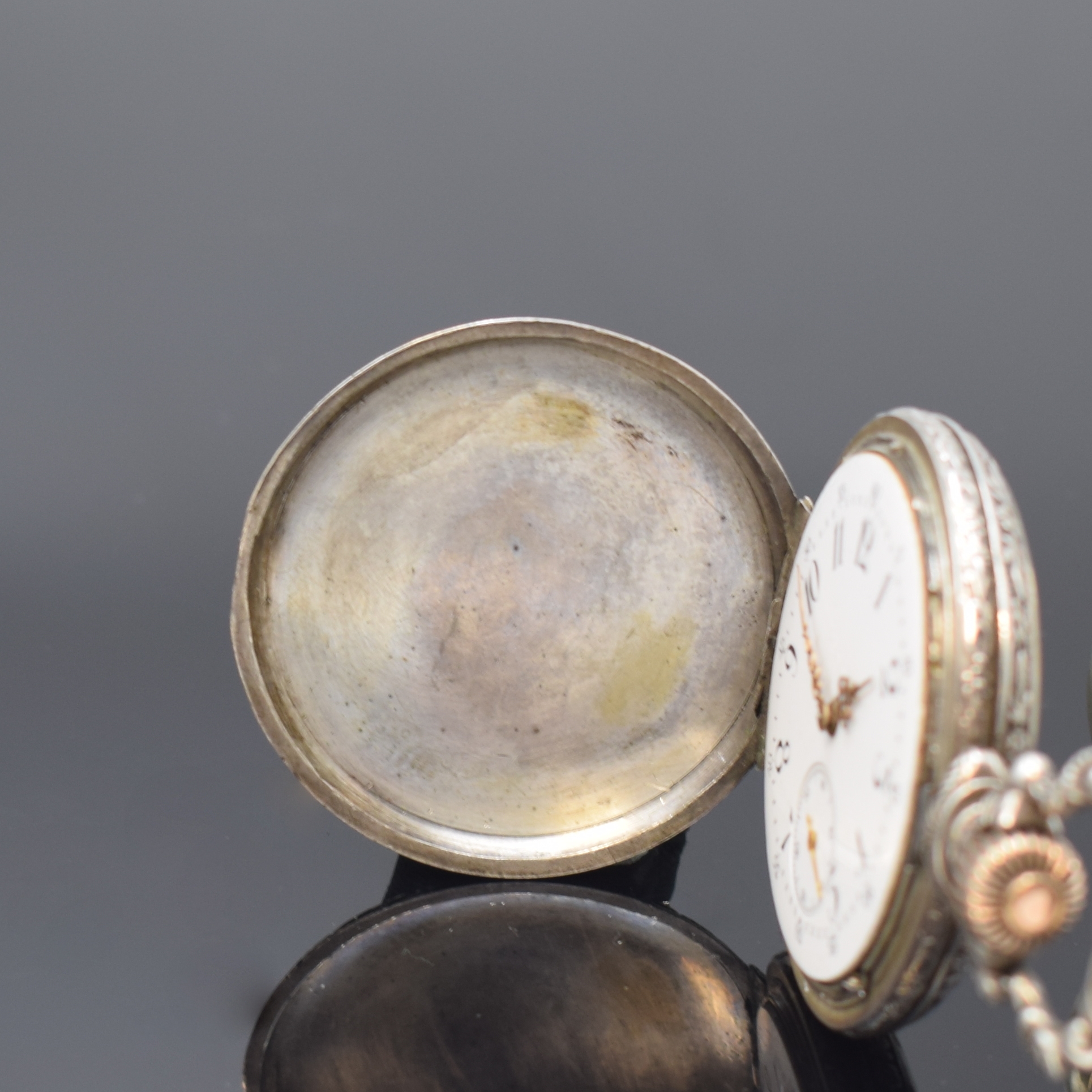 Detail a: HEBDOMAS 8-Tage Taschenuhr und eine Savonette, Schweiz um 1905/1915, 1) Hebdomas offene Taschenuhr m. grav. Rückdeckel, Zifferbl. riss., arab. ...