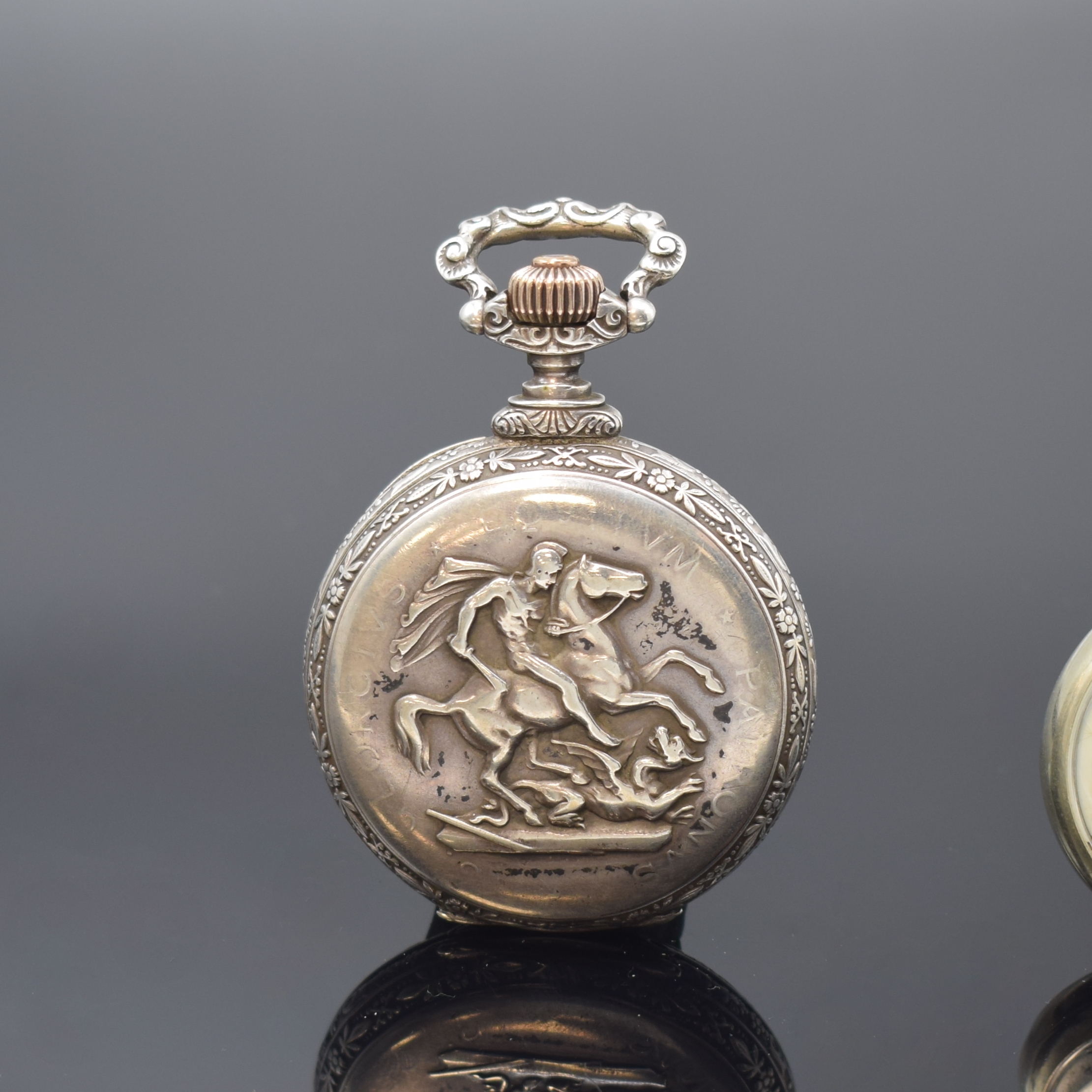 Detail b: HEBDOMAS 8-Tage Taschenuhr und eine Savonette, Schweiz um 1905/1915, 1) Hebdomas offene Taschenuhr m. grav. Rückdeckel, Zifferbl. riss., arab. ...