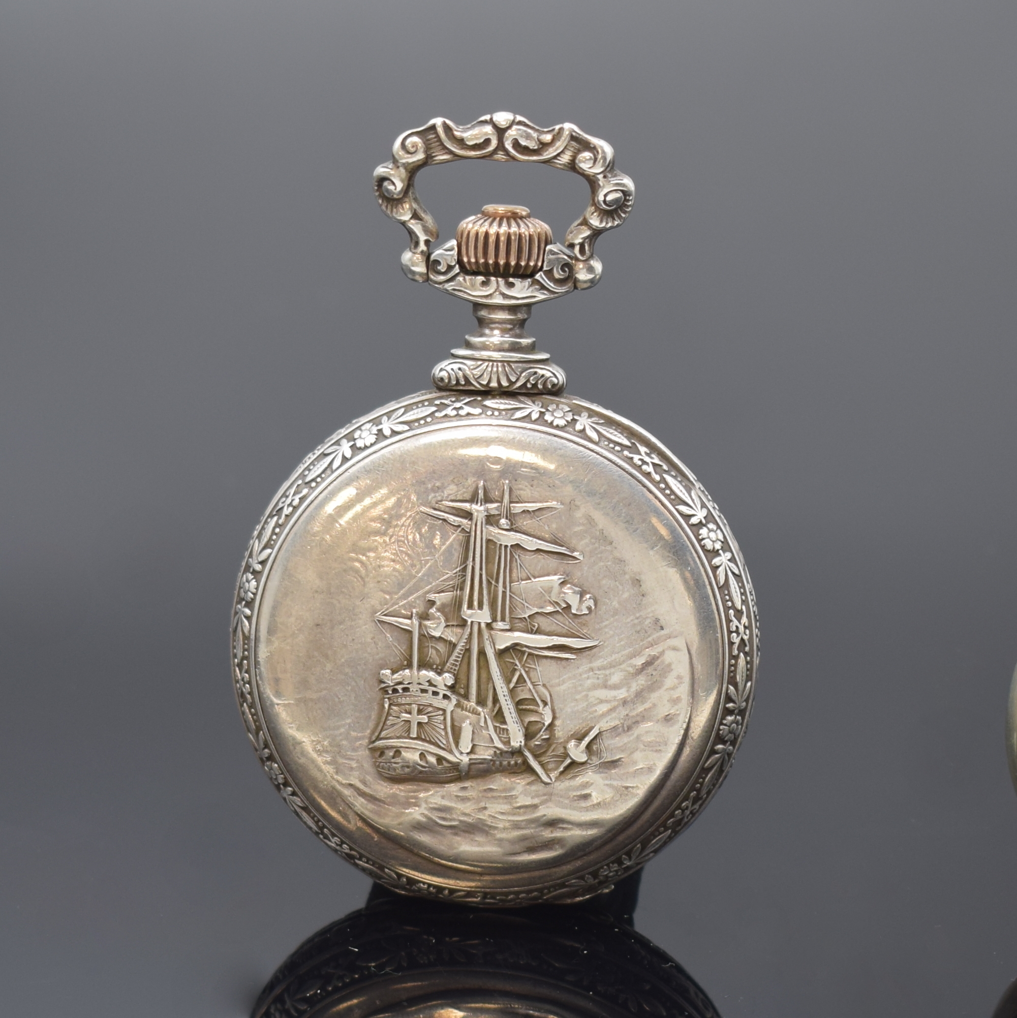 Detail c: HEBDOMAS 8-Tage Taschenuhr und eine Savonette, Schweiz um 1905/1915, 1) Hebdomas offene Taschenuhr m. grav. Rückdeckel, Zifferbl. riss., arab. ...