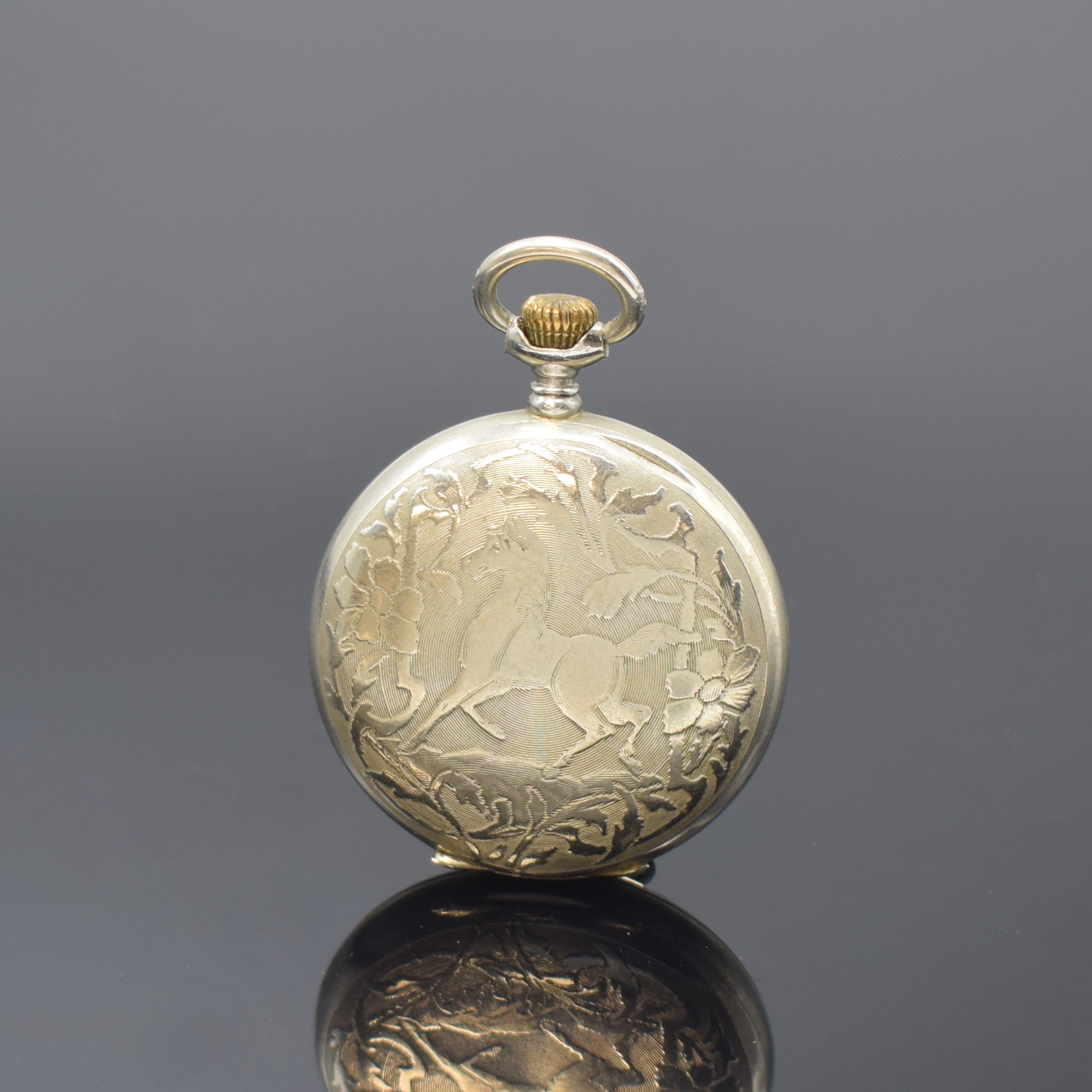 Detail e: HEBDOMAS 8-Tage Taschenuhr und eine Savonette, Schweiz um 1905/1915, 1) Hebdomas offene Taschenuhr m. grav. Rückdeckel, Zifferbl. riss., arab. ...
