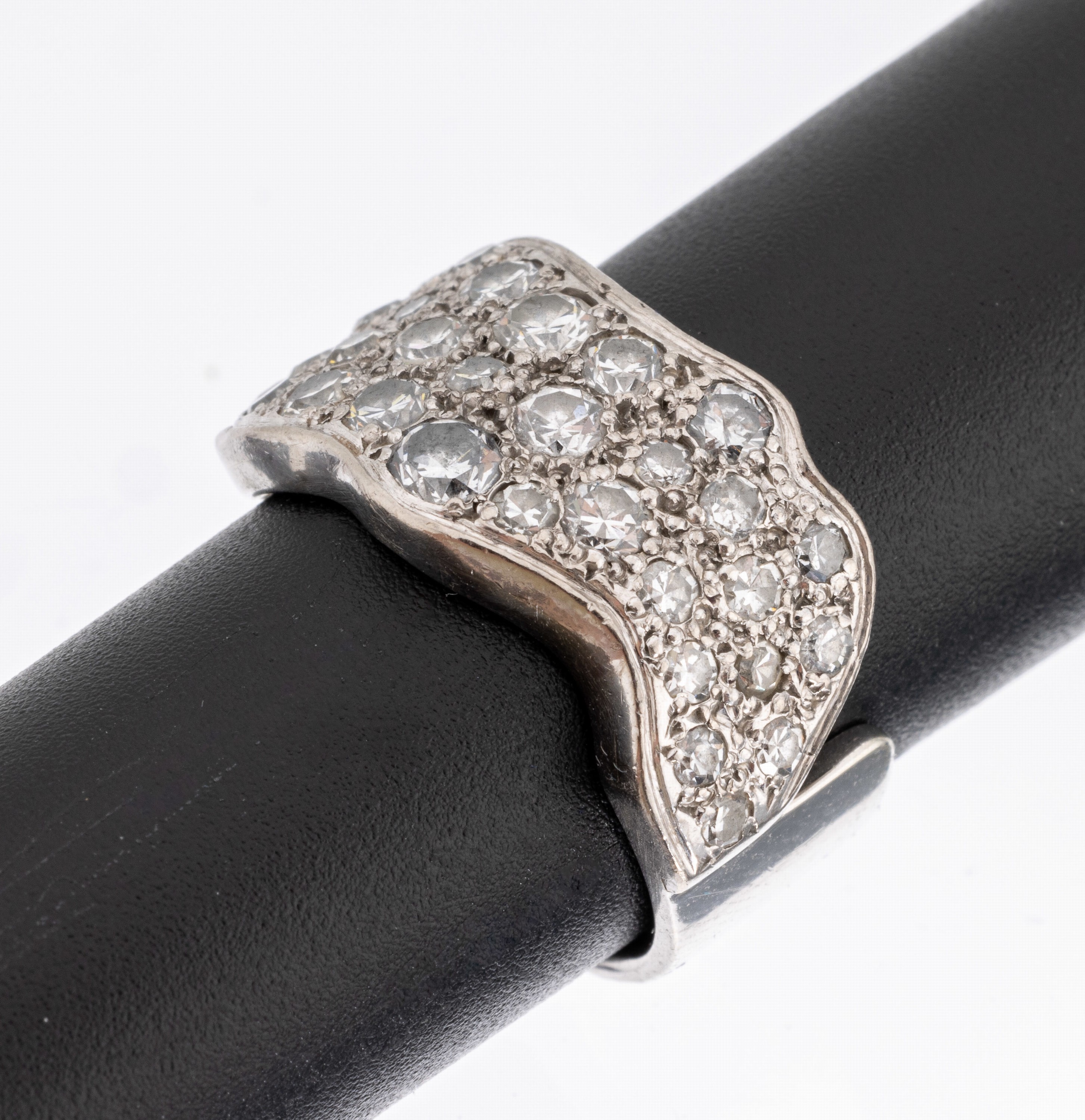 14 kt Gold Diamant Ring, WG 585/000, bes. mit 31 8/8-Diamanten zus. ca. 1.25 ct Weiß/si -p, RW 56, ca. 10.7 g