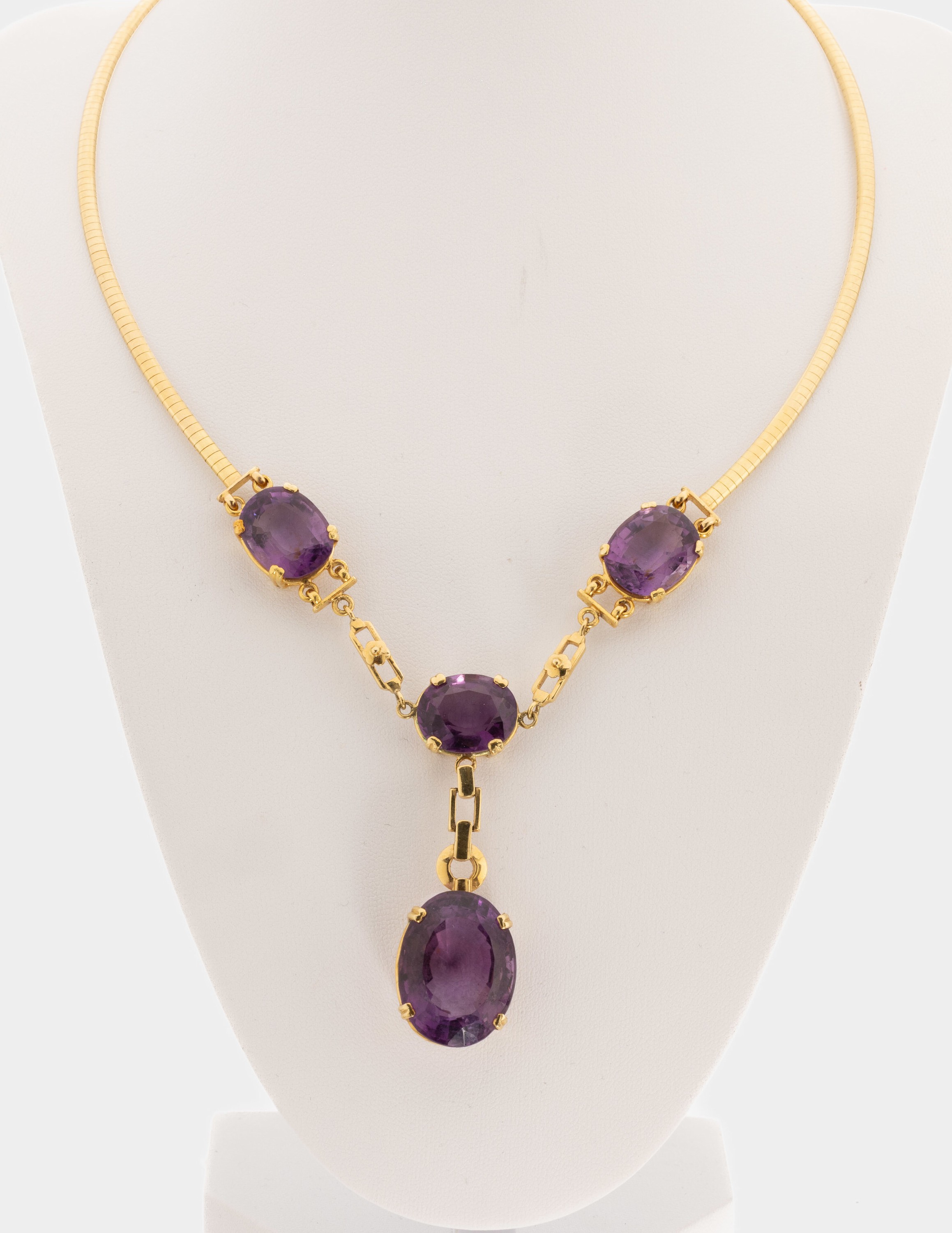 18 kt Gold Amethyst-Collier, GG 750/000, insich bewegl. Mittelteil mit 4 ovalfacett. Amethysten zus. ca. 68.0 ct, D. ca. 13.5 cm, Kastenschloss mit ...