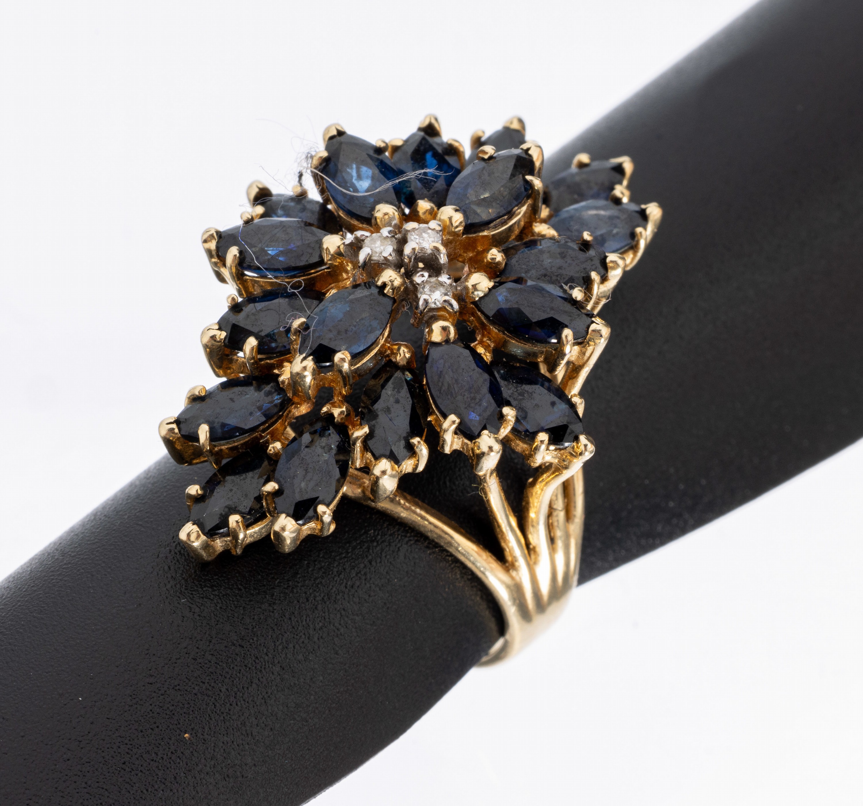 14 kt Gold Saphir-Diamant-Ring, GG 585/000,Aufbau in mehreren Ebenen, 18 Saphir-Navettes zus. ca. 6.0 ct, 3 8/8-Diamanten zus. ca. 0.03 ct Weiß/si, ...