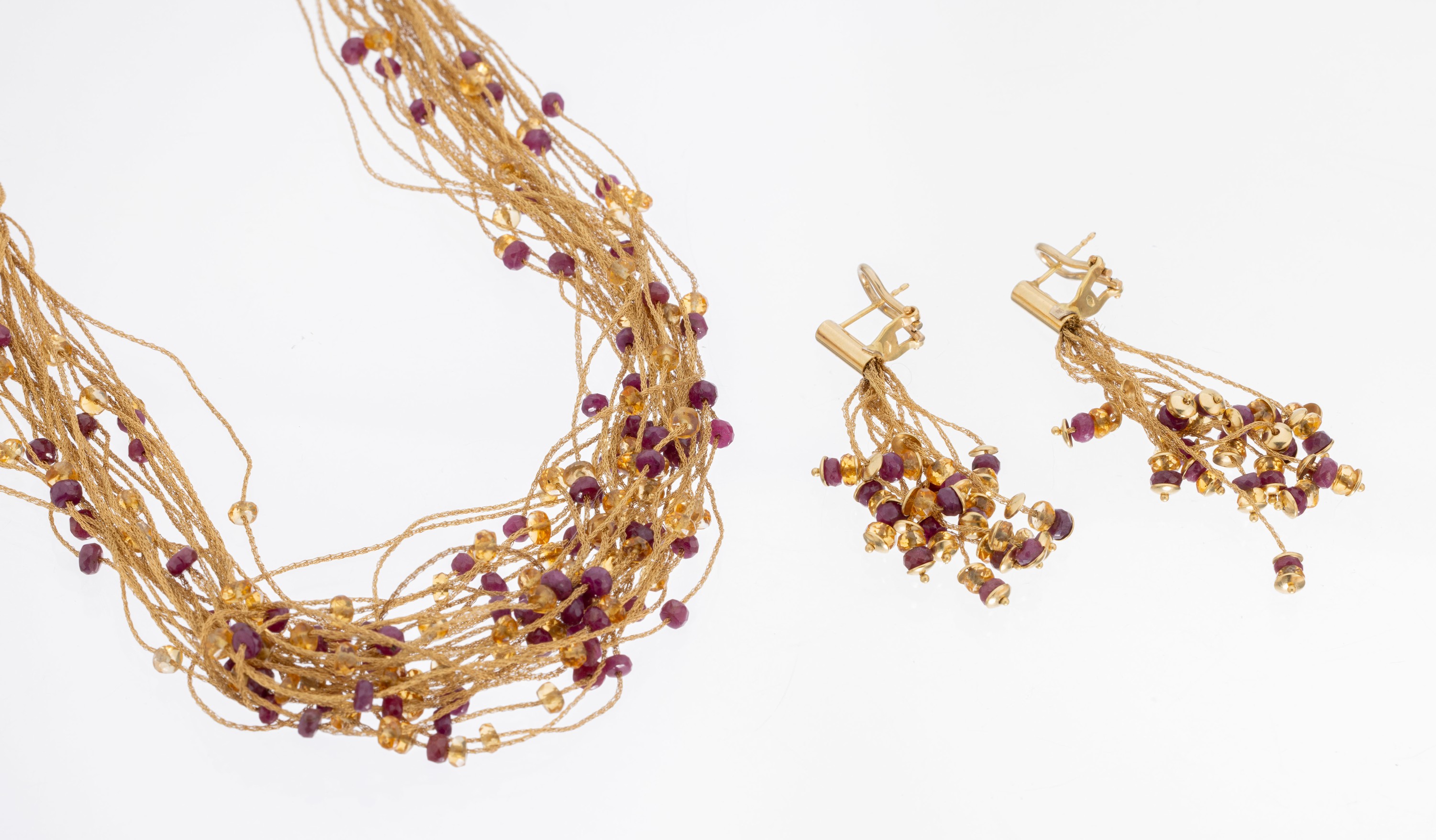 18 kt Gold Farbstein-Schmuckset, GG 750/000, best. aus: 1 Collier, L. ca. 43 cm, 29 feine Stränge, facett. Citrin- und Rubin- Linsen, ...