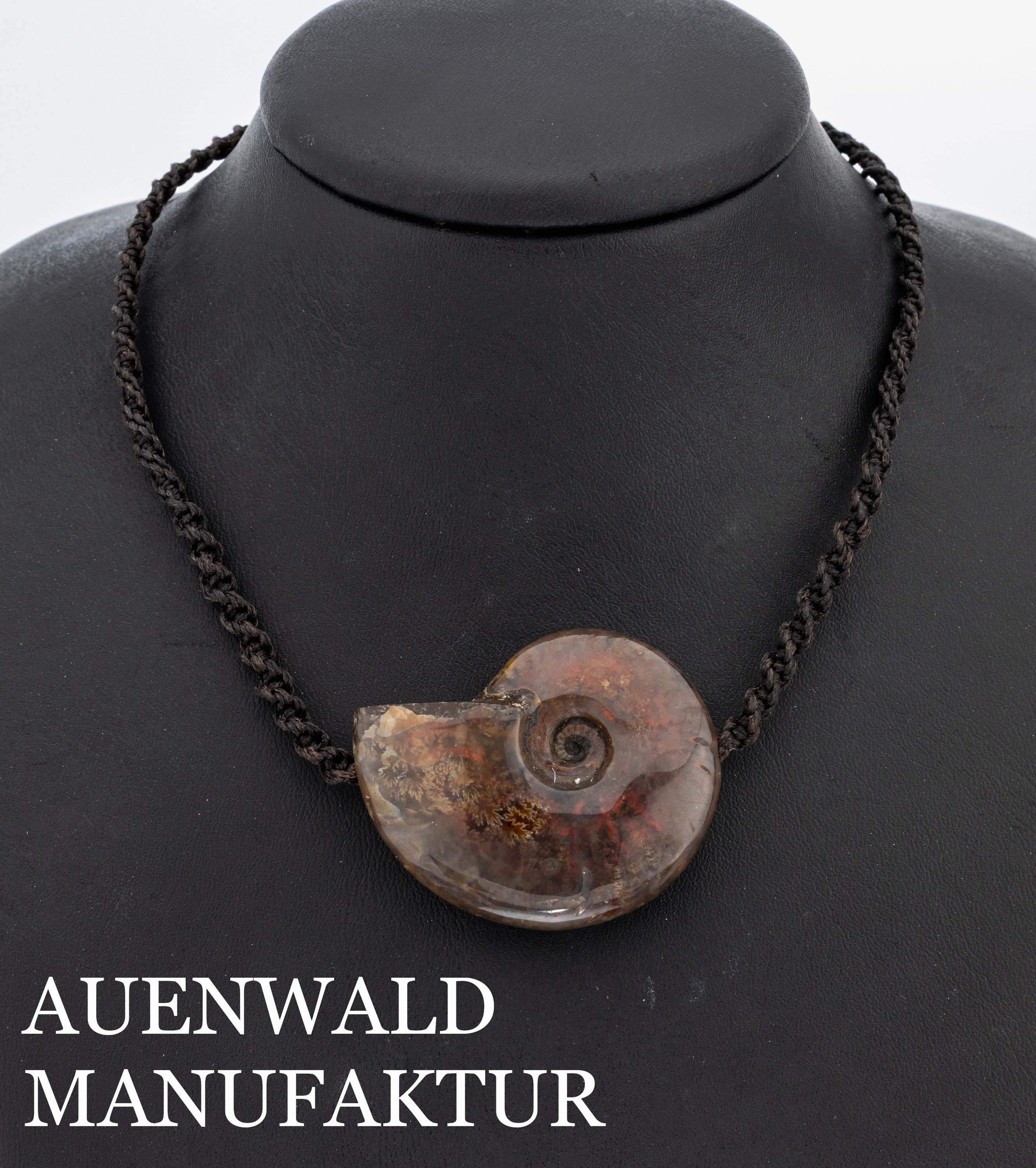 Ammonit-Anhänger an Collier, schönes Farbspiel in Rot, Bohrungen asymm., Collier keulenförmig verjüngend geflochten, stufenlos Längen ...