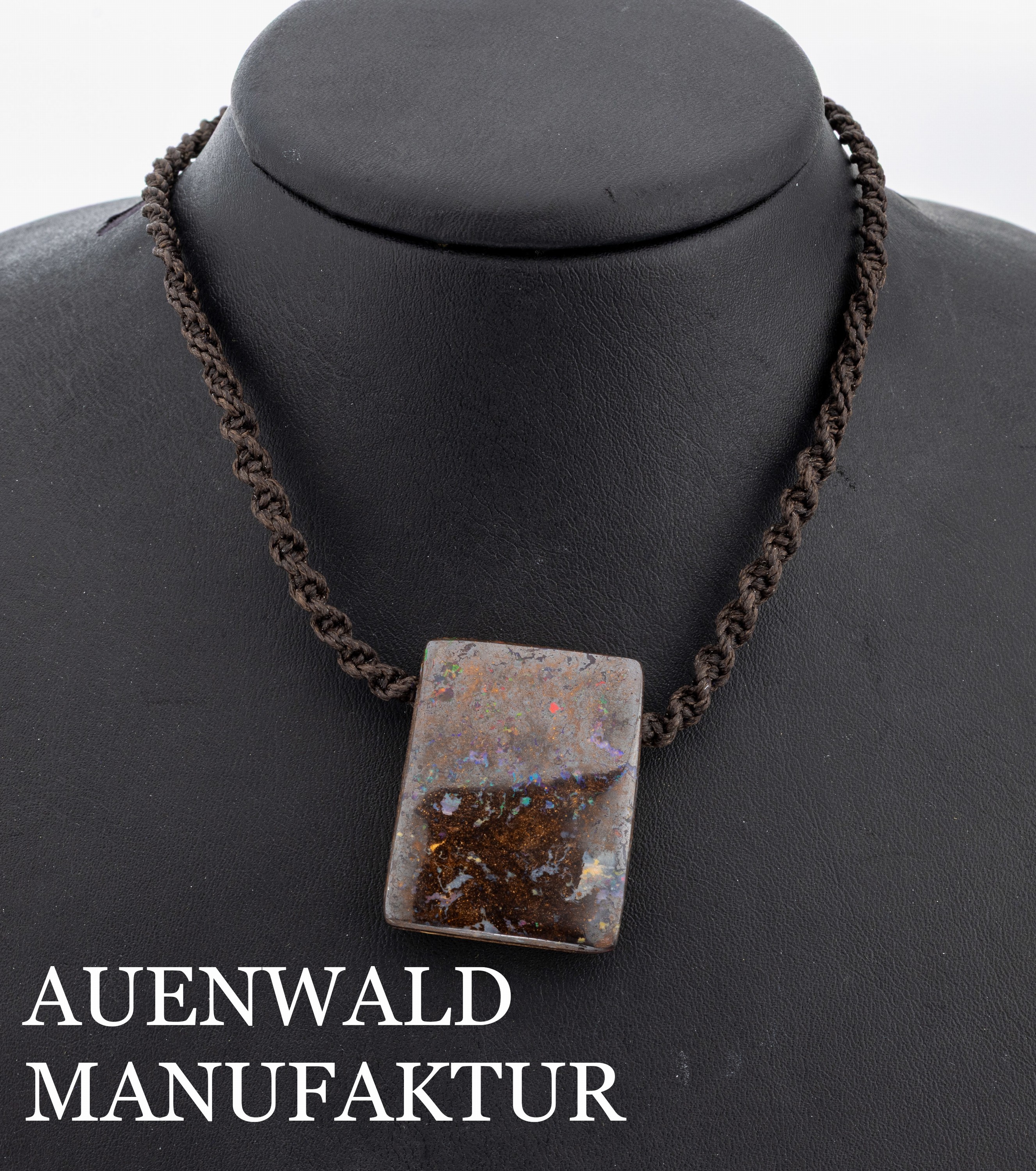 Boulderopal-Collier, Bohrungen asymm., Collier keulenförmig verjüngend geflochten, stufenlos Längen verstellbar, AUENWALD Manufaktur