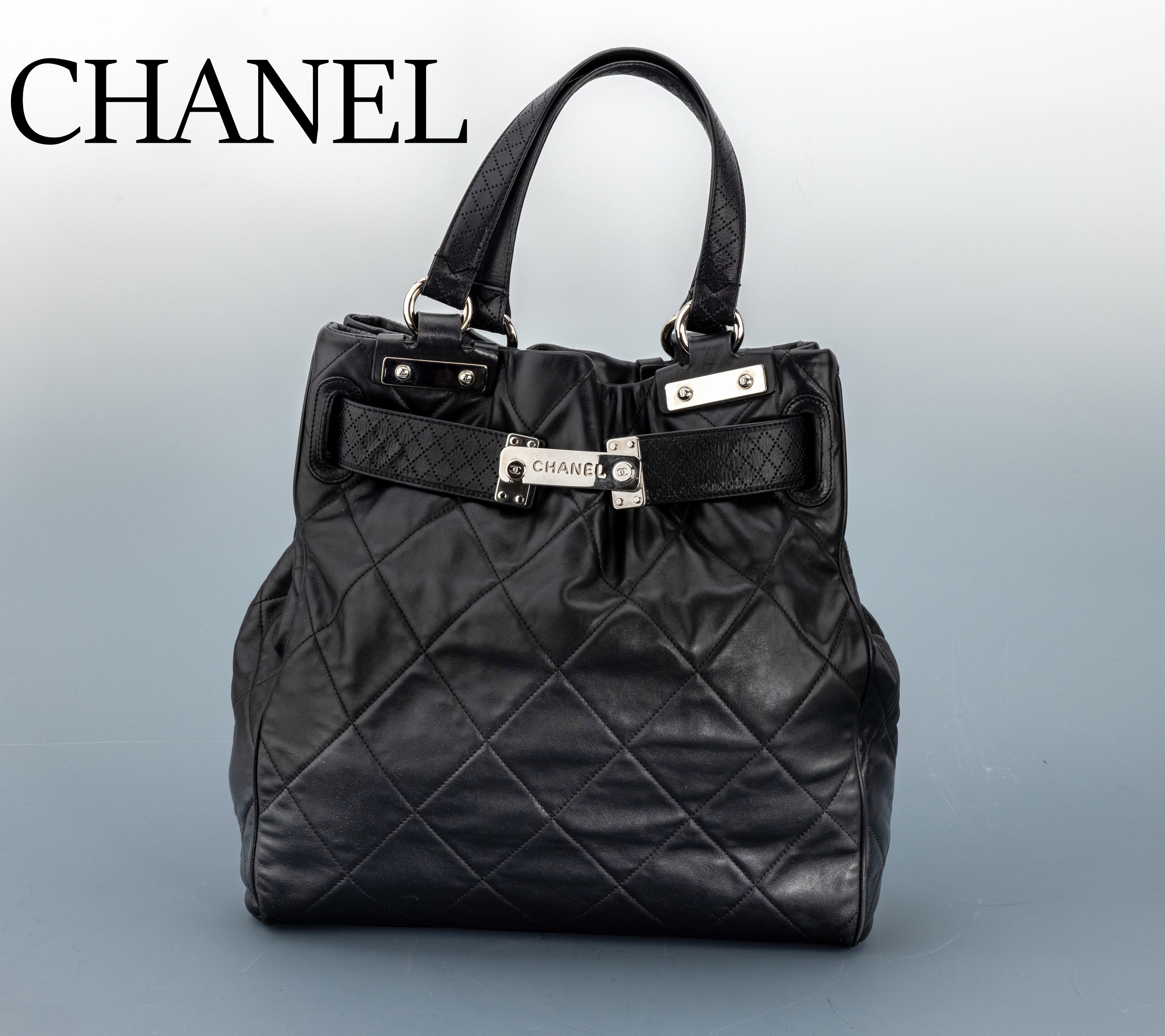 CHANEL Paris Londre Tote Bag Door Letch, schwarzes gestepptes Leder, silberfarb. Hardware, 2 Tragehenkel, Gürtelapplikation mitRiegelverschluss, ...