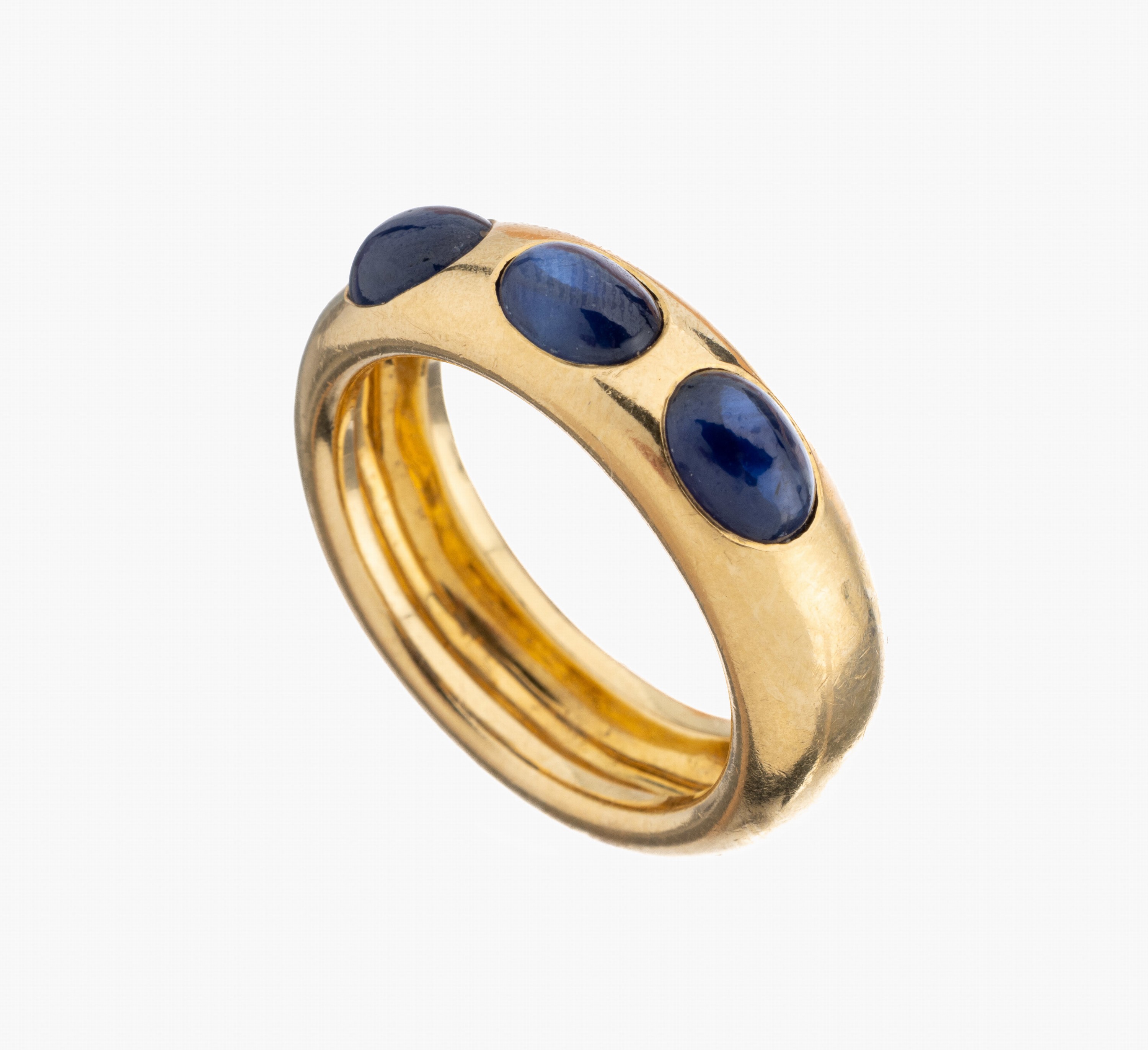 18 kt Gold Saphir-Ring, GG 750/000, 3 ovaleSaphircabochons zus. ca. 3.20 ct, RW 63, ca. 15.2 g