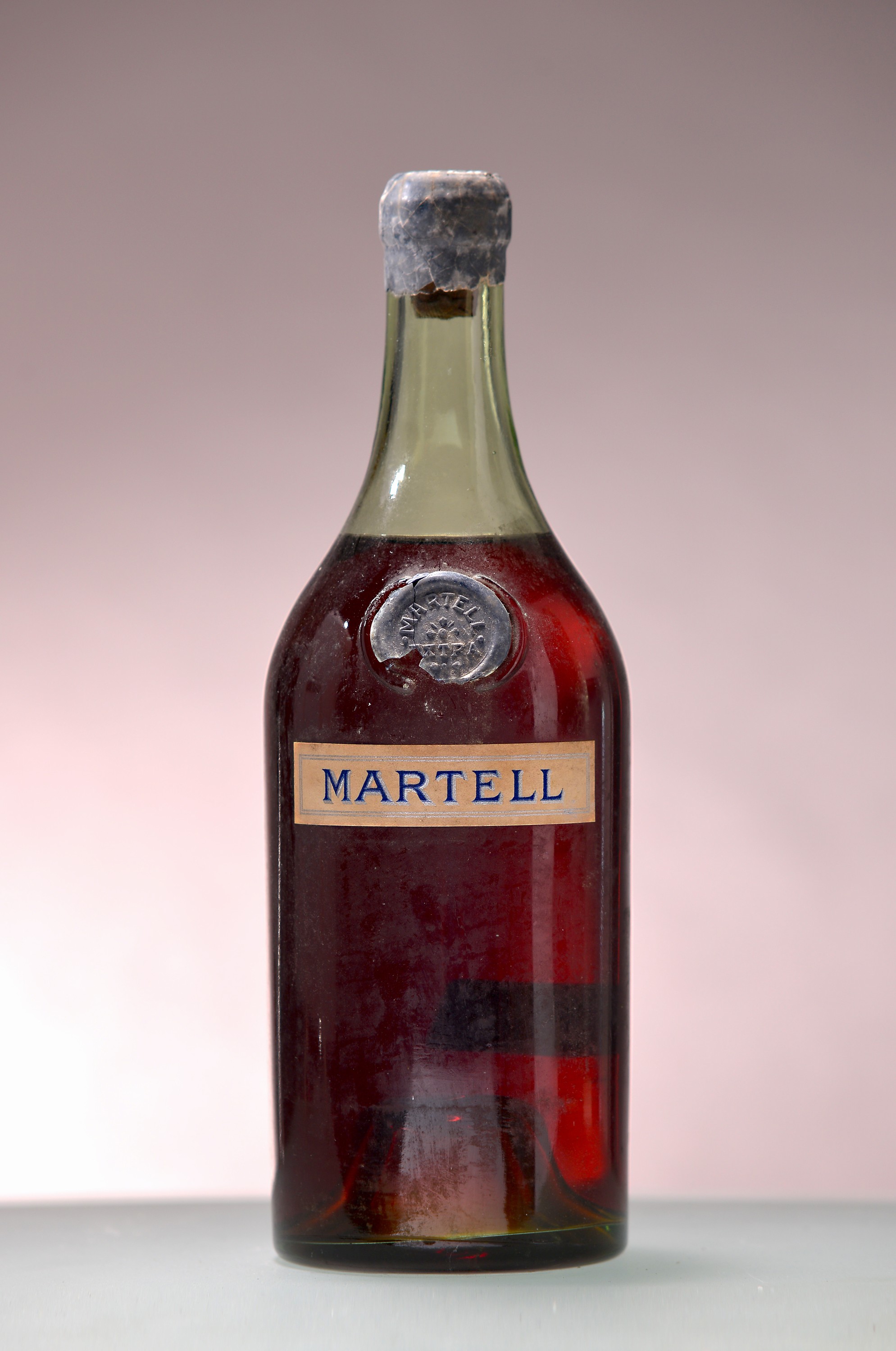 Detail a: 1 Fl. J. & F. Martell Cordon Extra, 40%, Cognac, Plakette und Lackkapsel besch., Etiketten fehlen, Schwund, Gebr.spuren