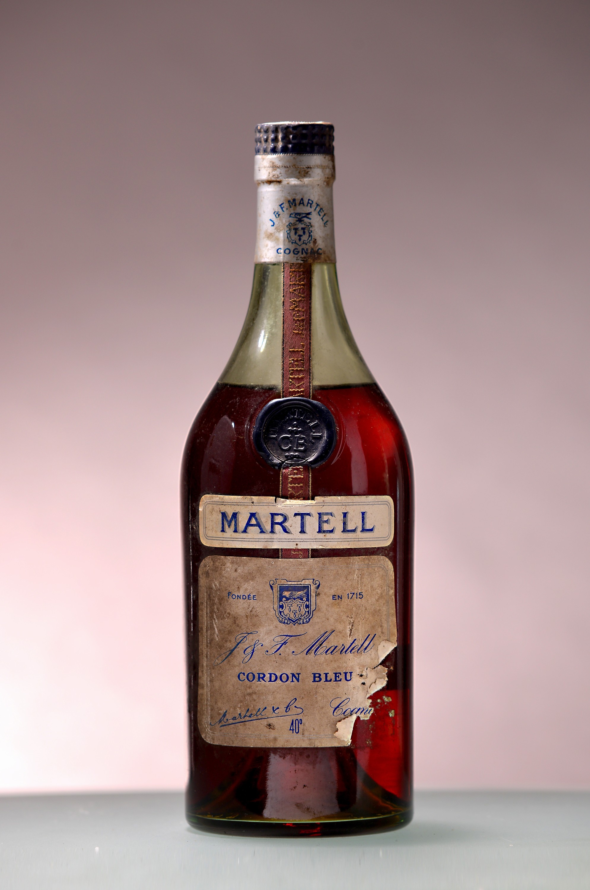J. & F. Martell Cognac, Cordon Bleu, 50er Jahre, 42%, ungeöffnet Altersspuren an Etiketten, nicht verkostet