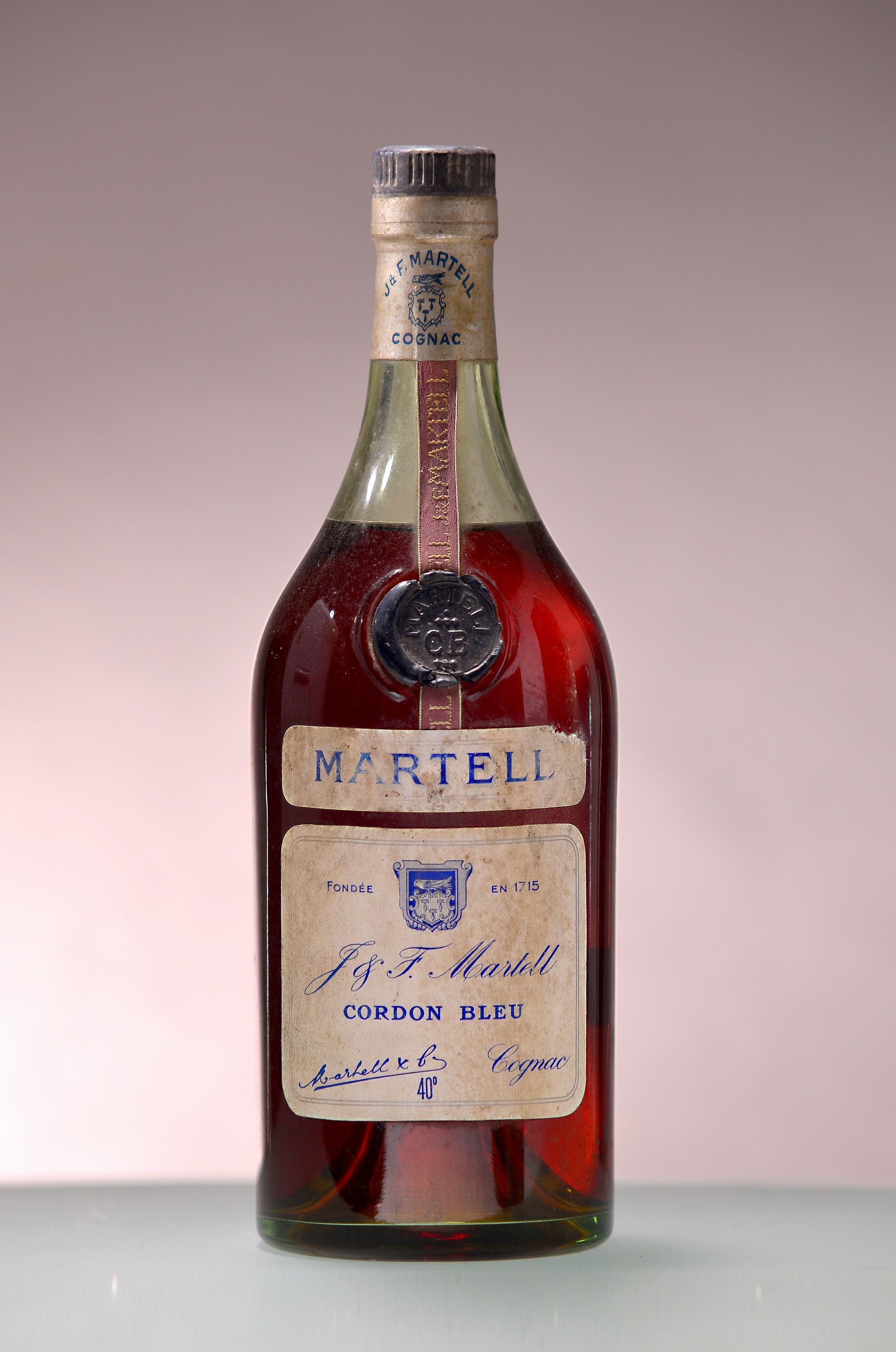 J. & F. Martell Cognac, Cordon Bleu, 50er Jahre, 42%, Plakette l. besch., Etikett besch., nicht verkostet, Altersspuren ungeöffnet