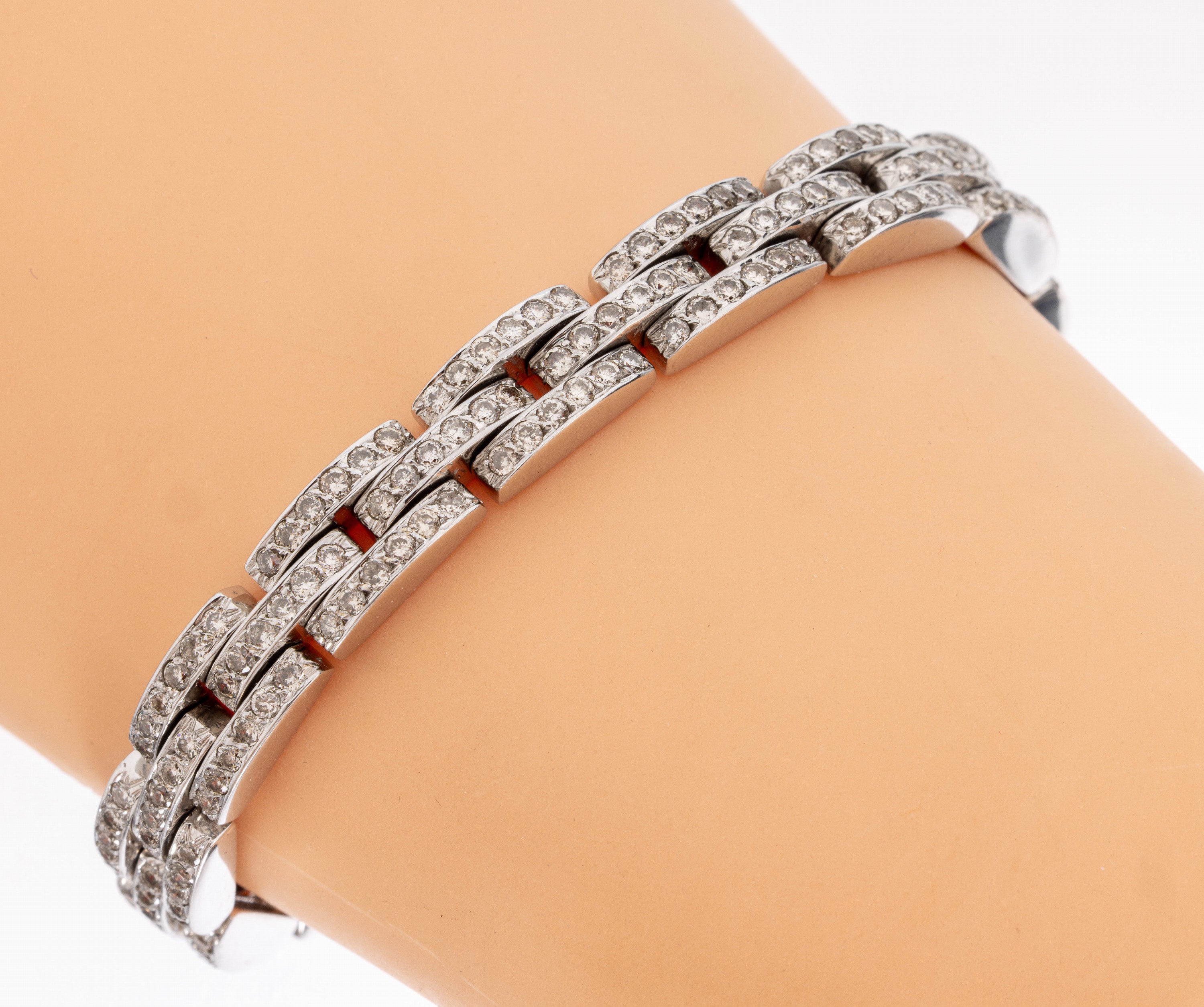 18 kt Gold Brillant-Armband, WG 750/000, bewegl. Glieder bes. mit ca. 238 Brillanten zus. ca. 6.10 ct (grav.) Weiß/si, L. ca. 18 cm, Kastenschloss ...
