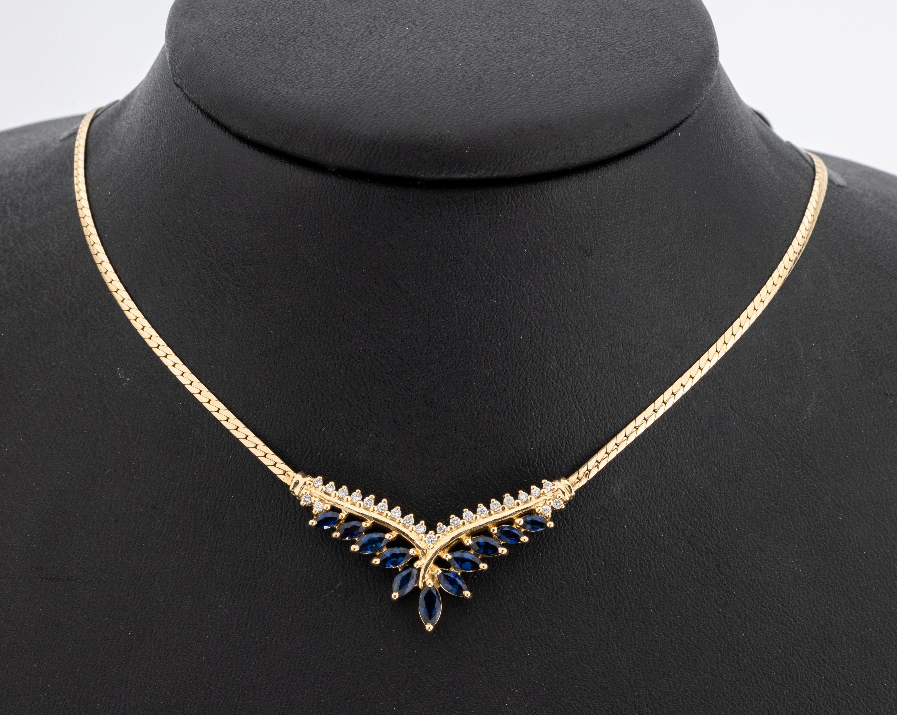 14 kt Gold Brillant-Saphir-Collier, GG 585/000, Mittelteil bes. mit 23 Brillanten zus. ca. 0.12 ct Weiß/si, 11 Saphirnavettes zus. ca. 0.75 ct, L. ...