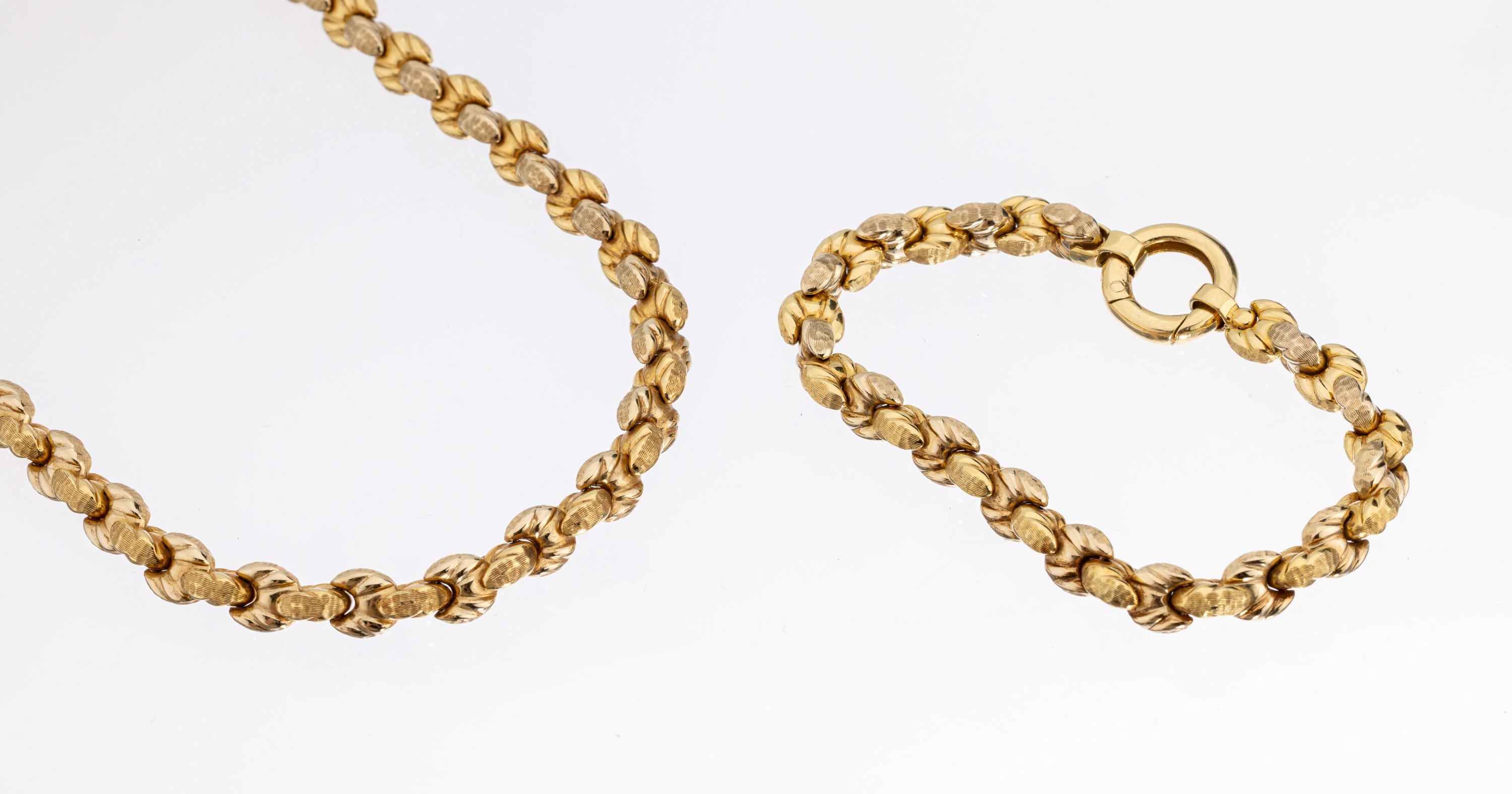 18 kt Gold Schmuck Set, GG 750/000, best. aus: Collier und Armband, strukt. und sat., L.ca. 18 und 45 cm, Federringschließe, ca. 62.1 g