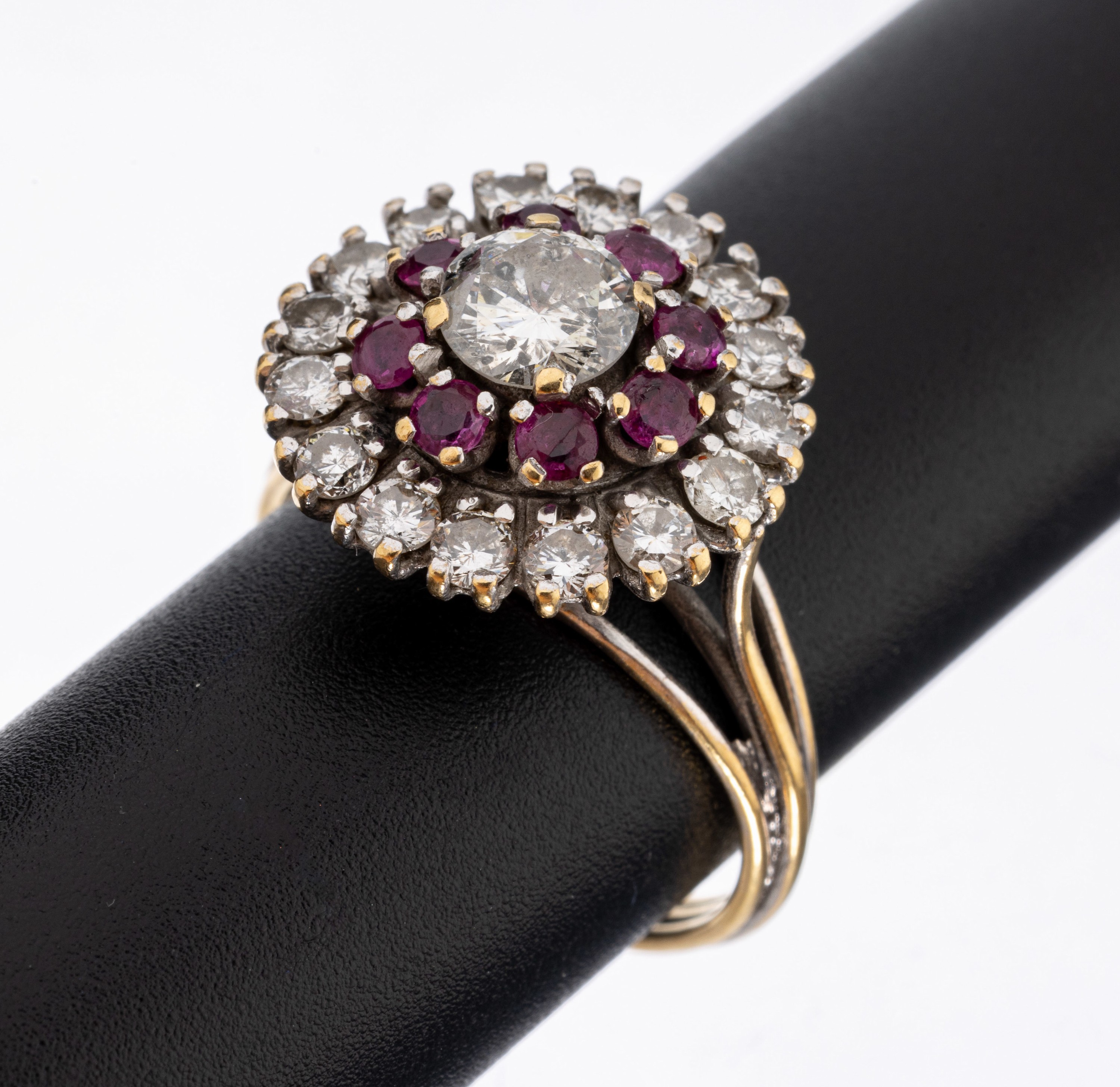 18 kt Gold Brillant-Rubin-Ring, WG 750/000 gepr., mittiger Brillant ca. 0.75 ct l.get. Weiß/p2, umgeben von 8 rundfacett. 0.38 ct, 16 Brillanten ...