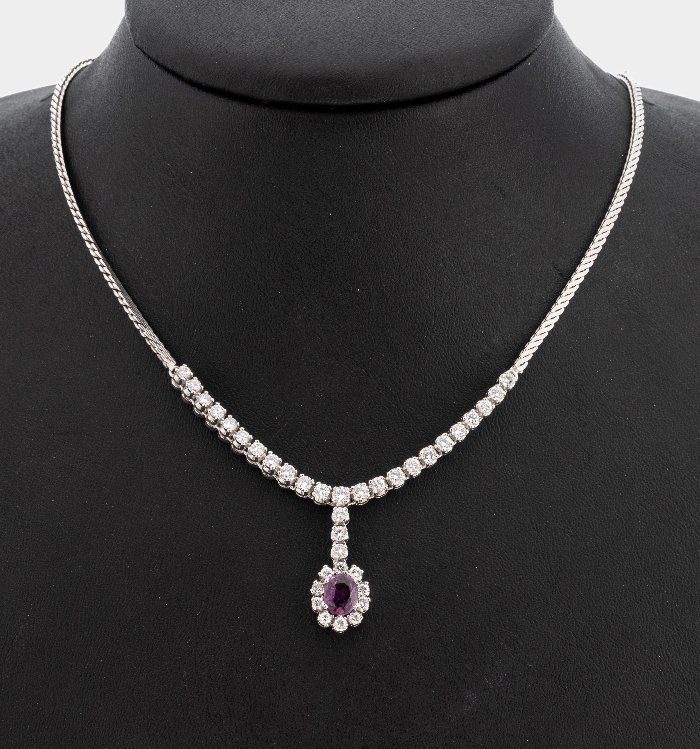 18 kt Gold Rubin-Brillant-Collier, WG 750/000, Abhängung bewegl., ovalfacett. Rubin ca. 1.0 ct, 36 Brillanten zus. ca. 1.55 ct Weiß/si, L. ca. 45 ...