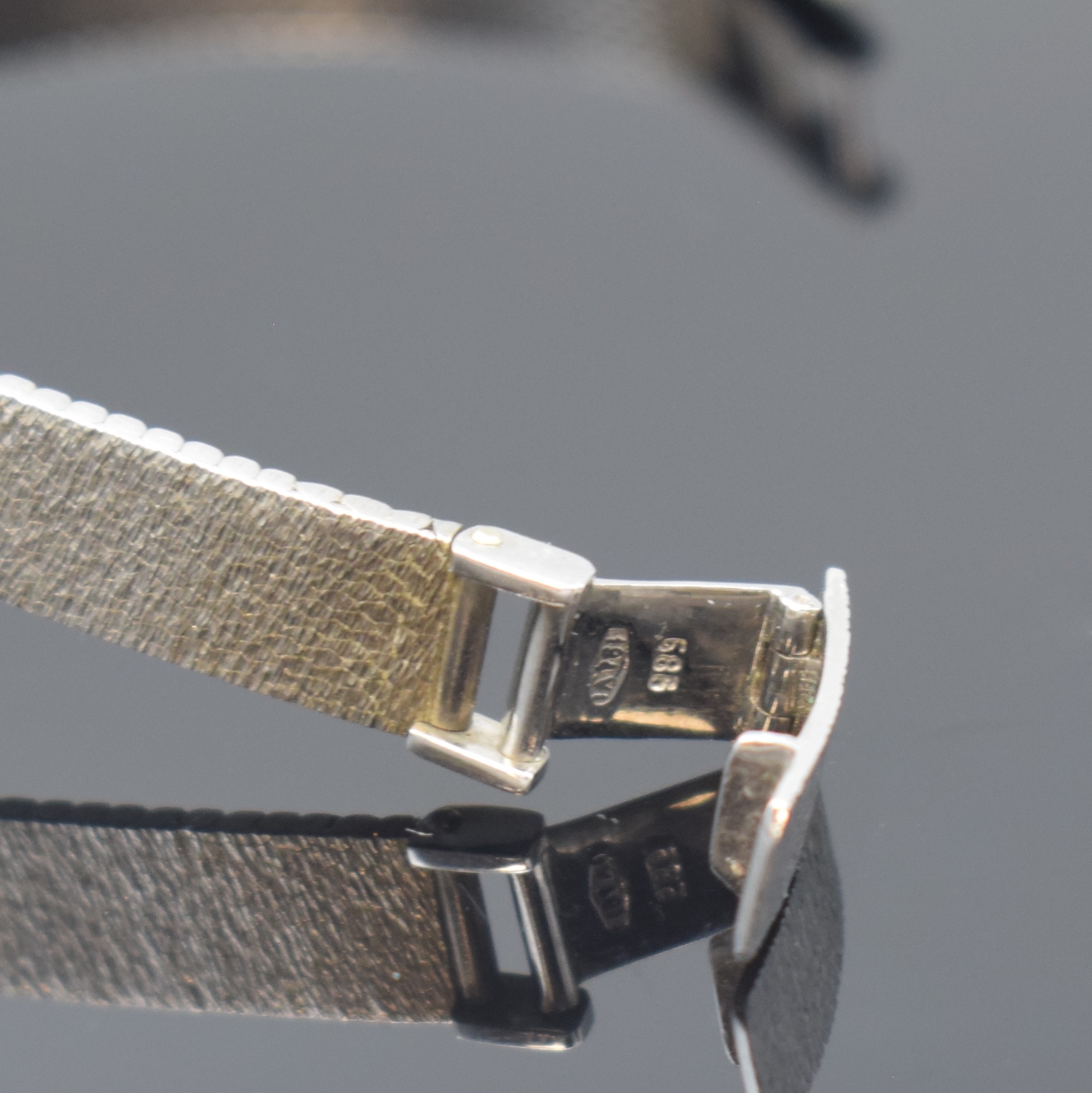 Detail b: PRECIMAX Damenarmbanduhr in WG 585/000 mit Diamanten und Rubinen, Schweiz um 1970, Handaufzug, Boden aufgedr., Lünette aufw. m. Diamanten u. Rubinen ...