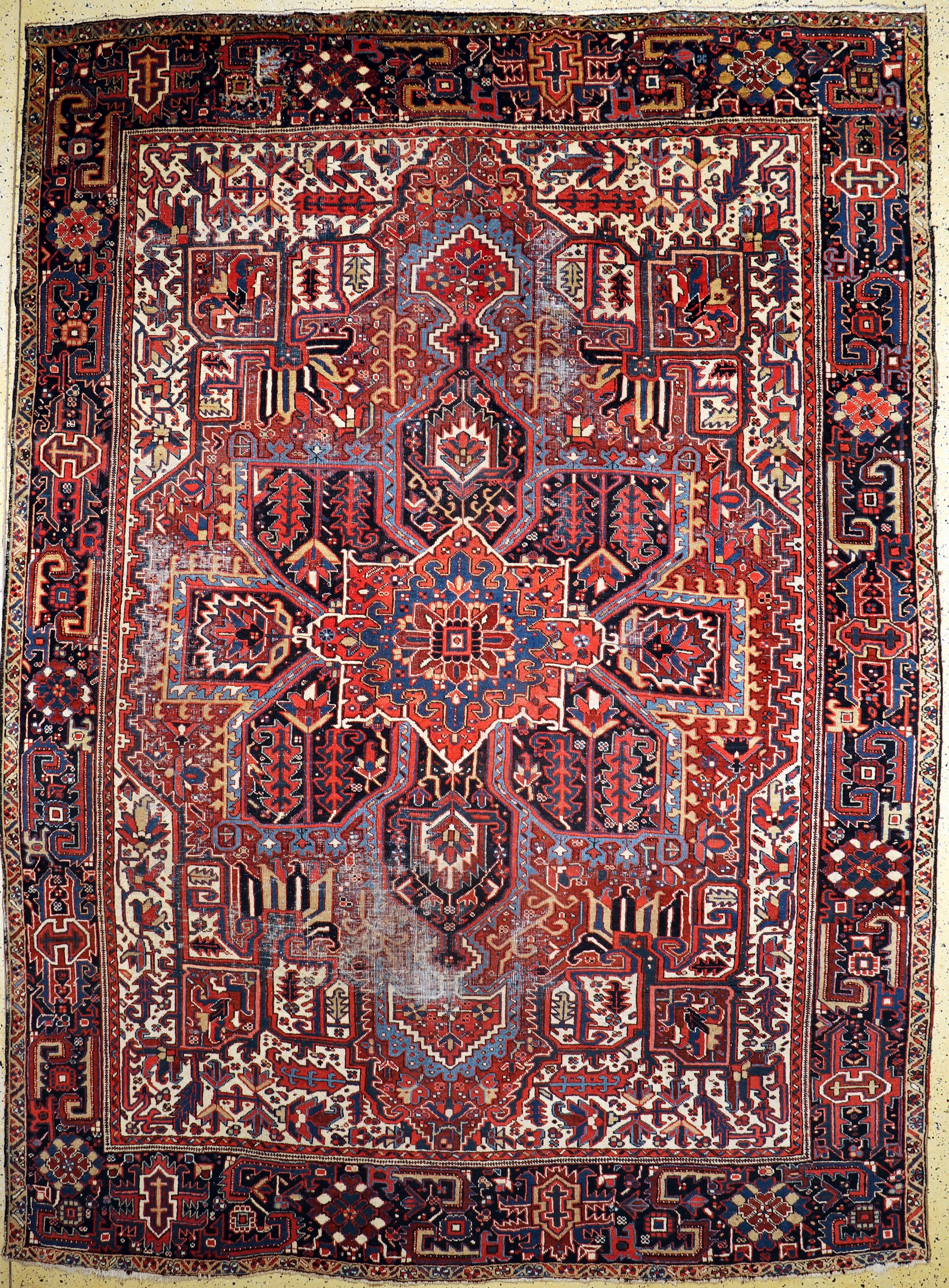 Heriz antik, Persien, um 1900, Wolle auf Baumwolle, ca. 380 x 279 cm, alter Mottenfraß,EHZ: 4